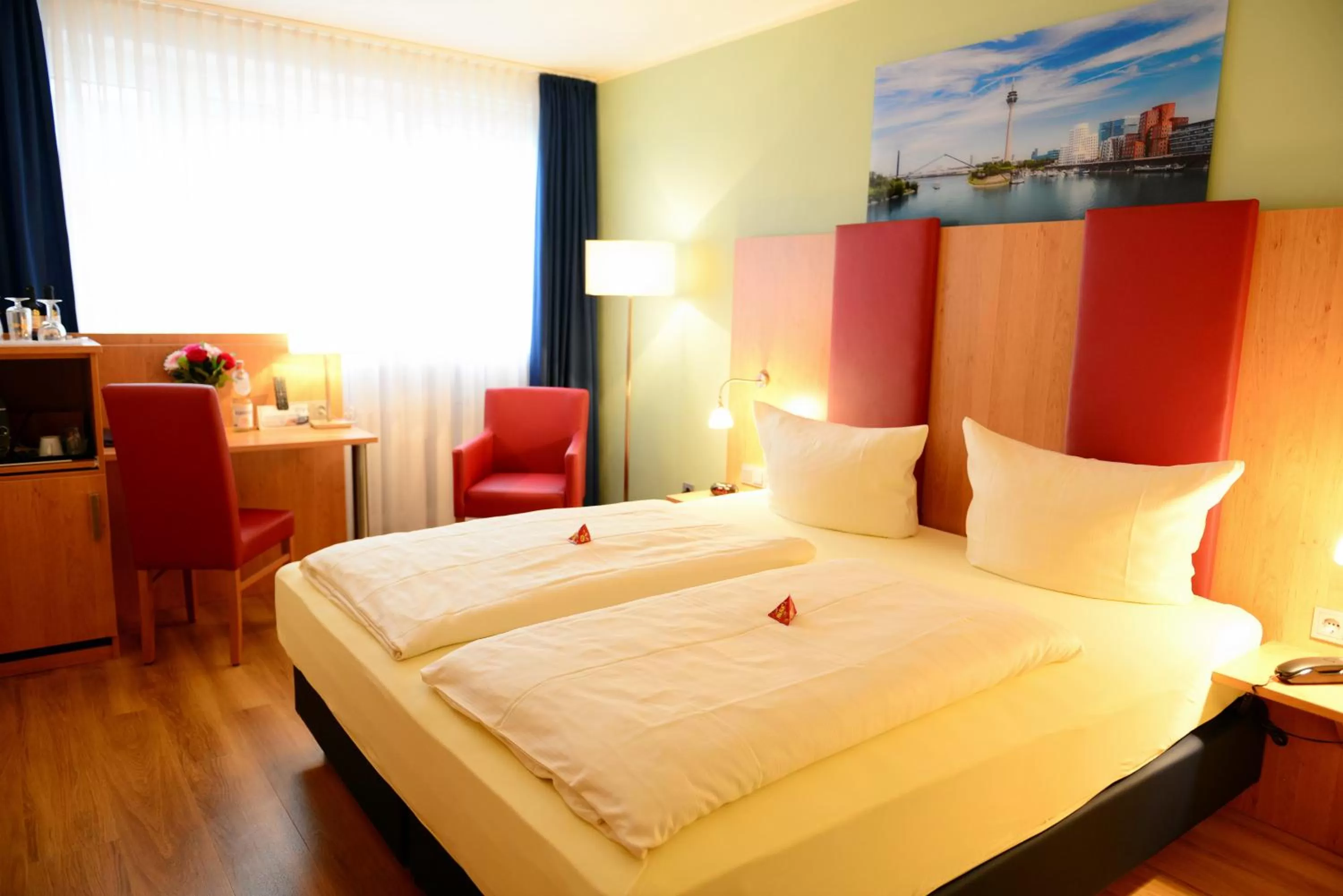 Photo of the whole room, Bed in Hotel National Düsseldorf (Superior)