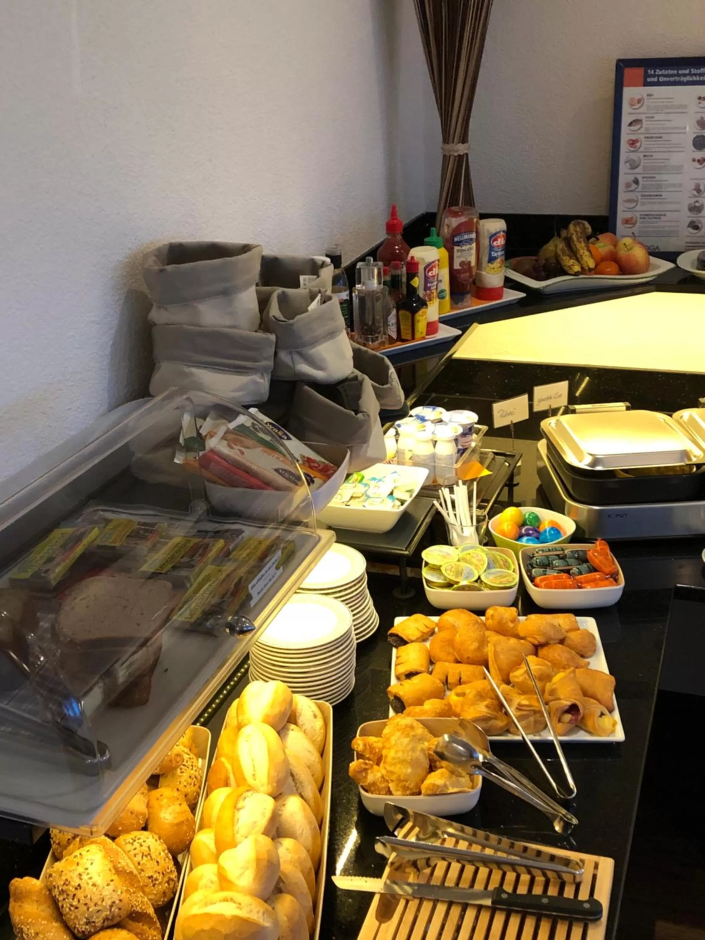 Buffet breakfast in Hotel Peterchens Mondfahrt