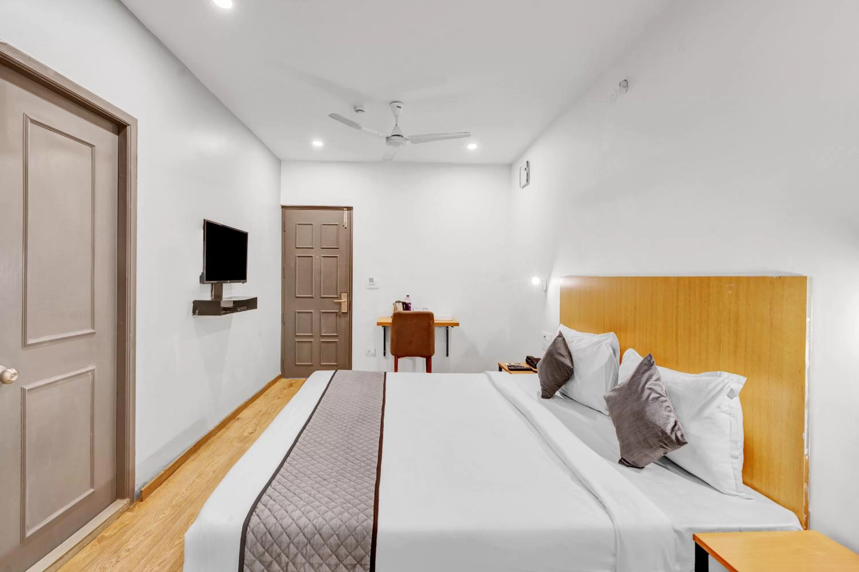 Bed in UPAR Hotels Uthandi, ECR