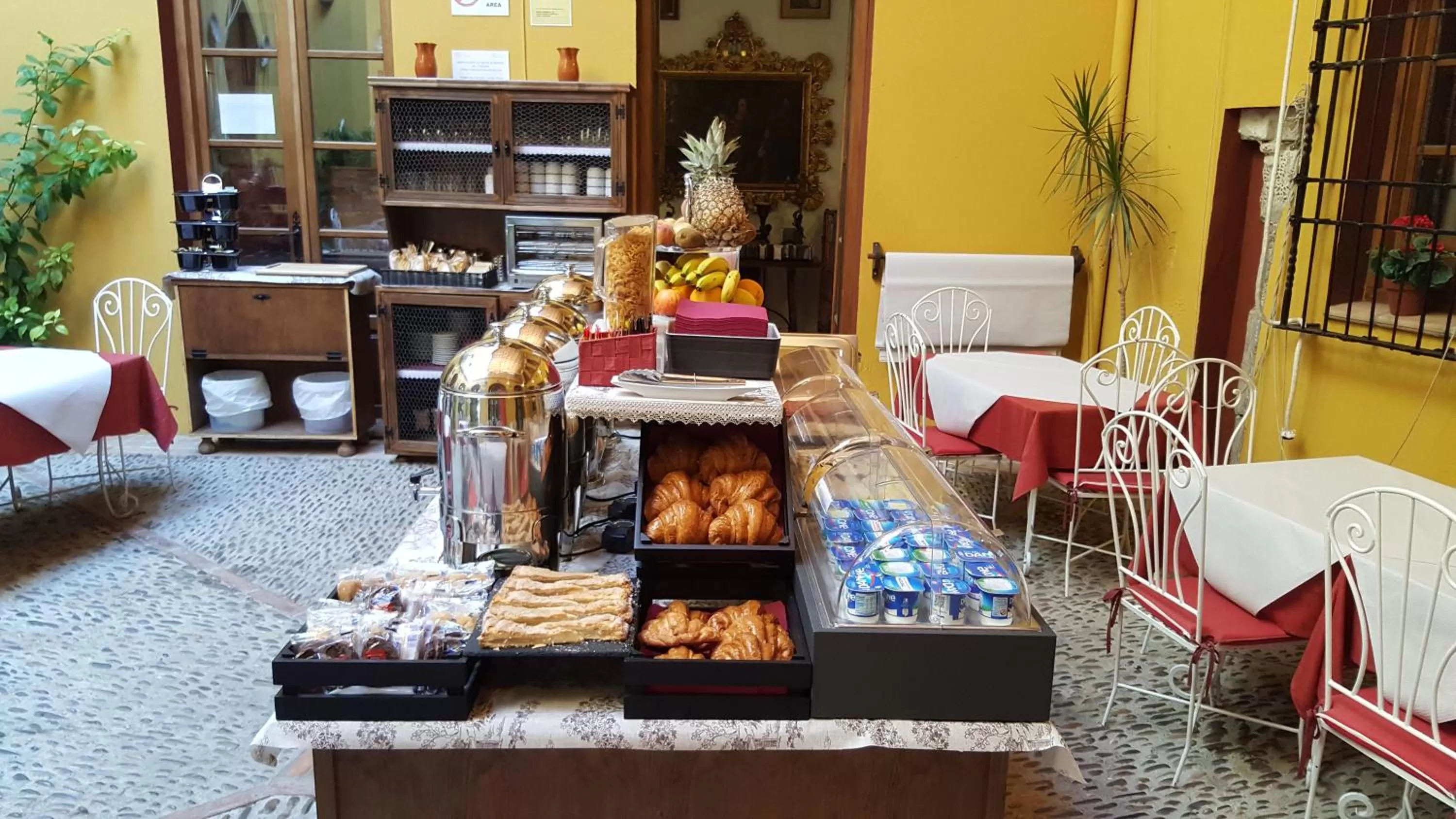 Buffet breakfast in Hotel Casa Museo de la Mezquita