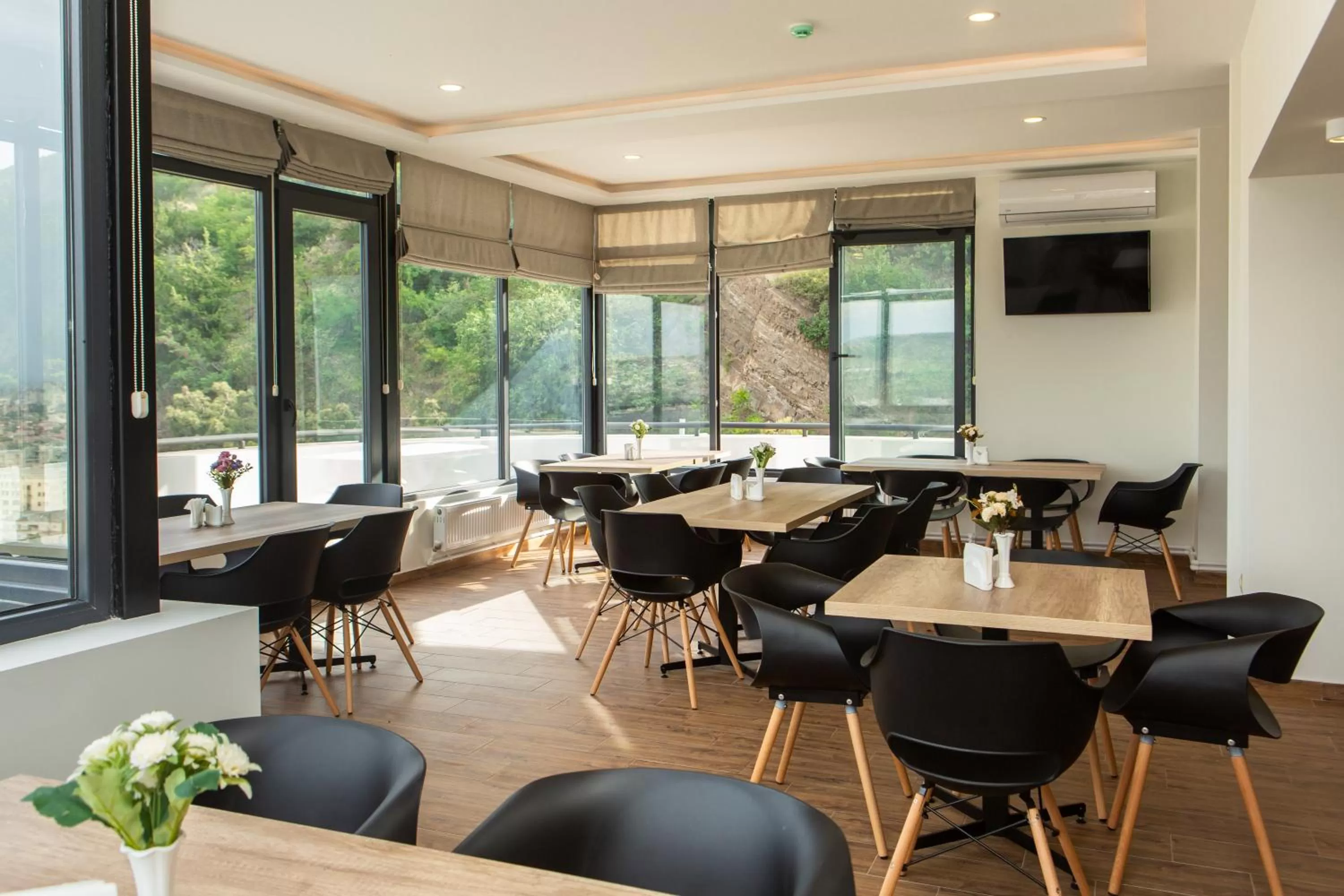 Restaurant/places to eat in Vista Hotel