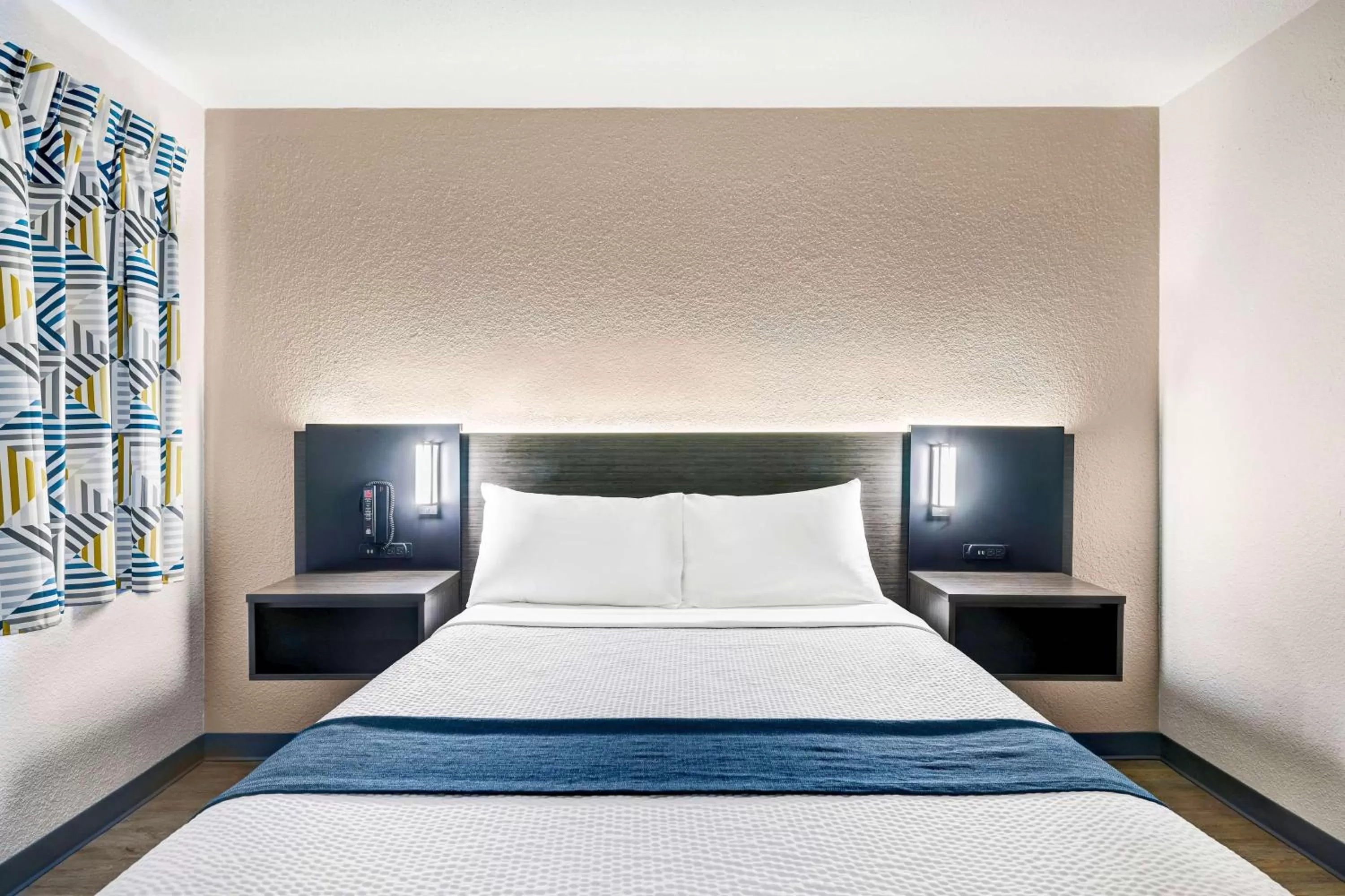 Photo of the whole room, Bed in Motel 6-Issaquah, WA - Seattle - East