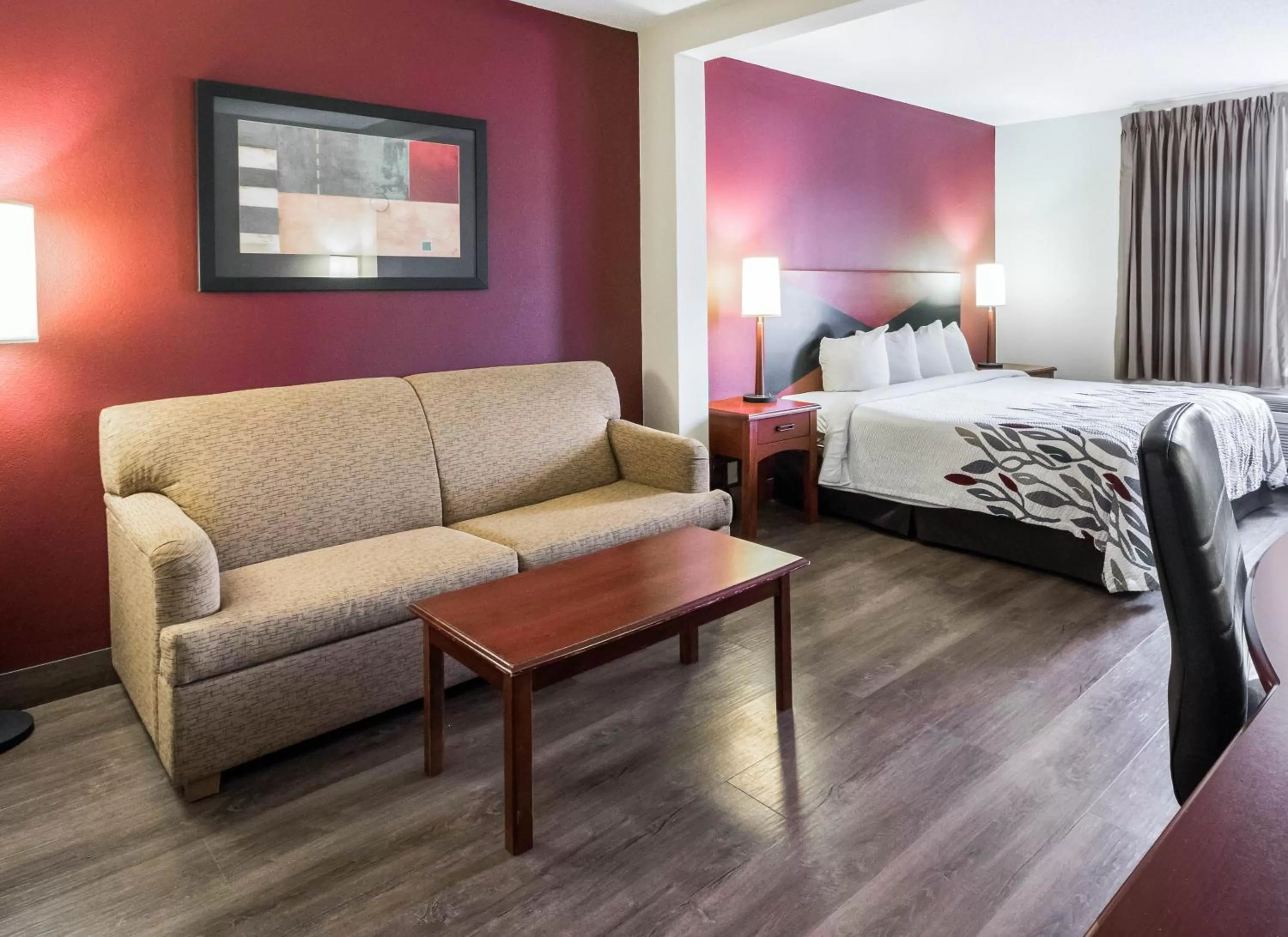 Bedroom in Red Roof Inn Etowah – Athens, TN