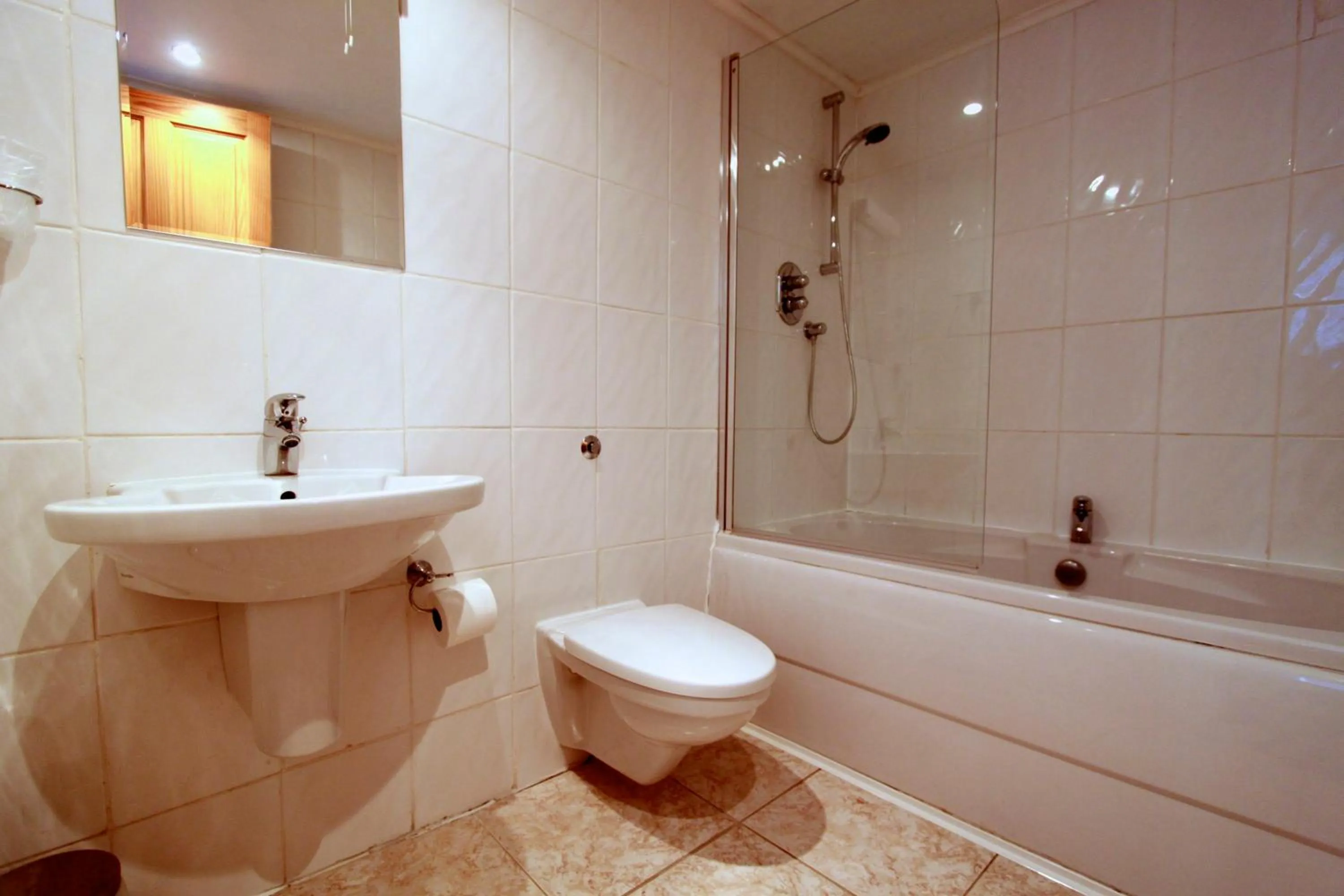 Bathroom in Centre Of Britain Hotel