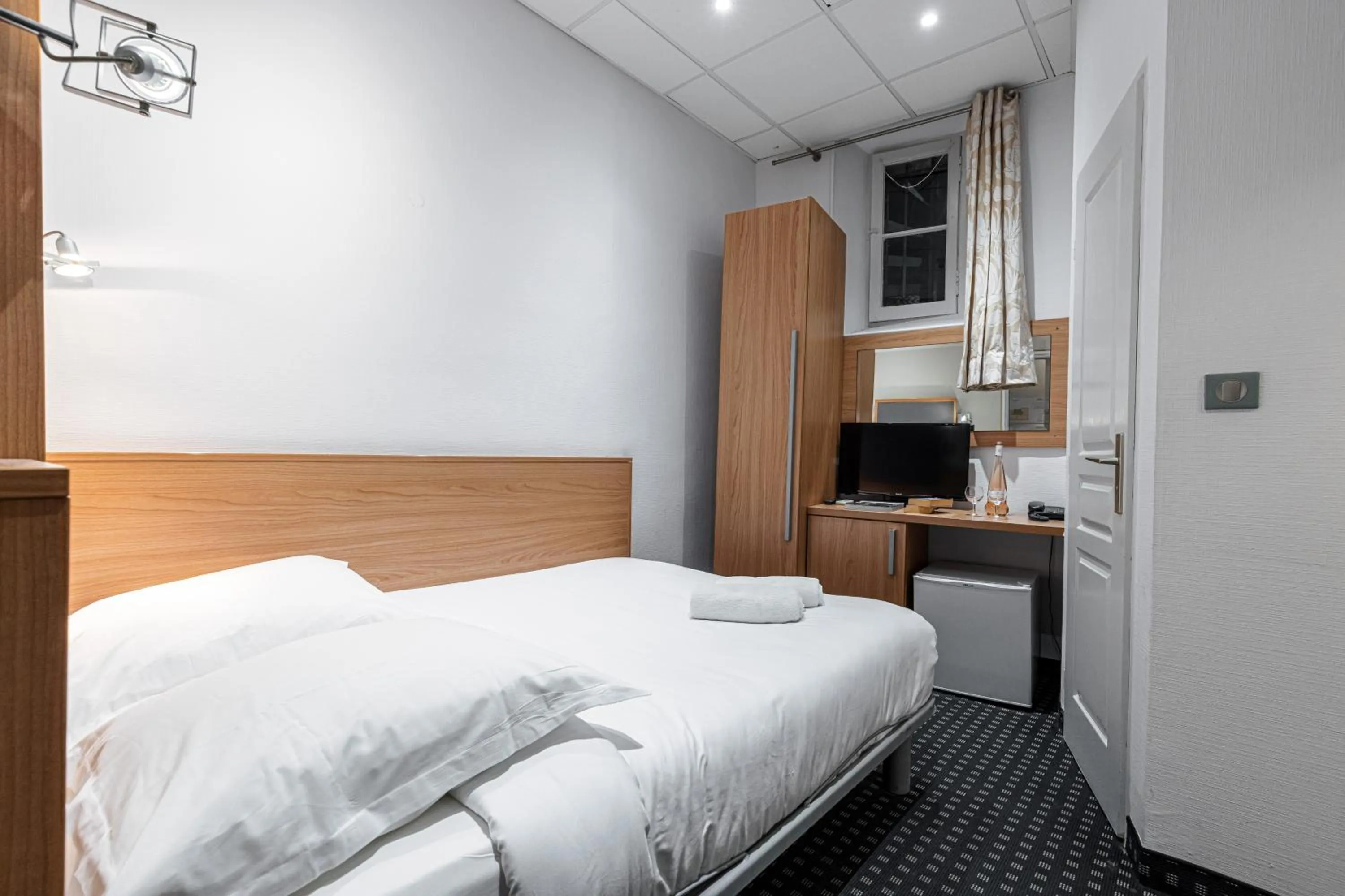 Photo of the whole room in Modern Waikiki Hotel