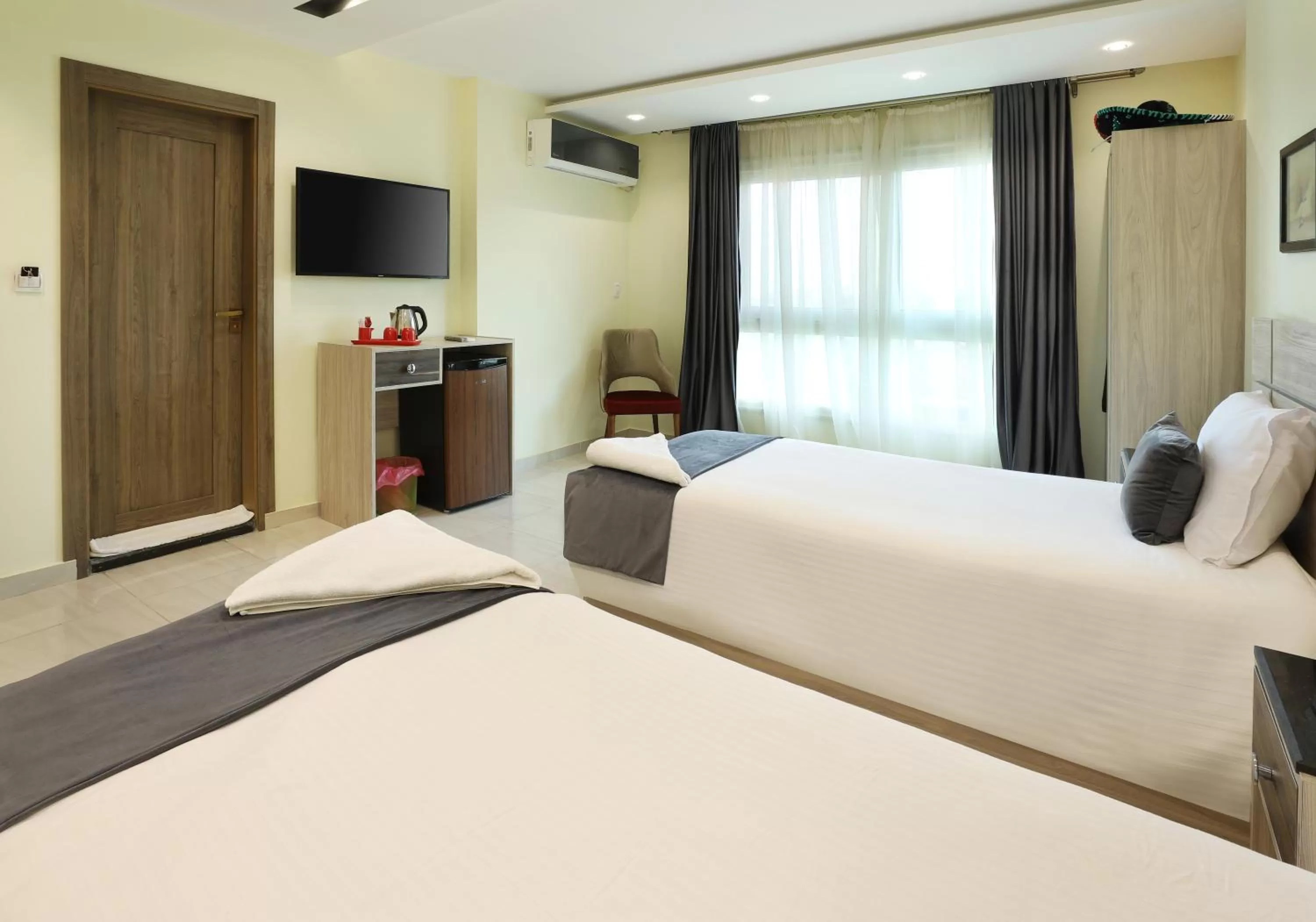 Communal lounge/ TV room, Bed in Brothers Pyramids View