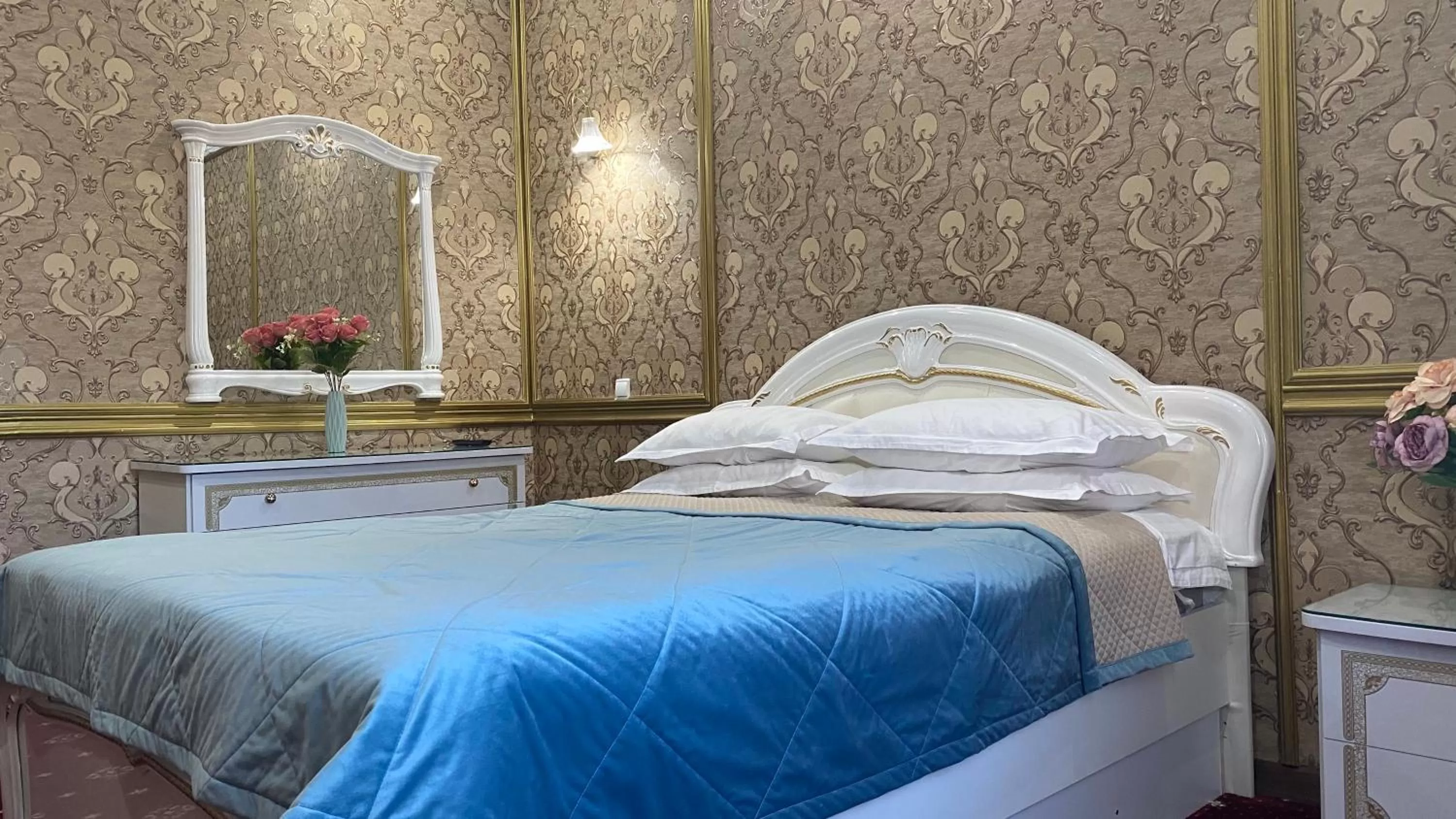 Bed, Room Photo in Lion Hotel