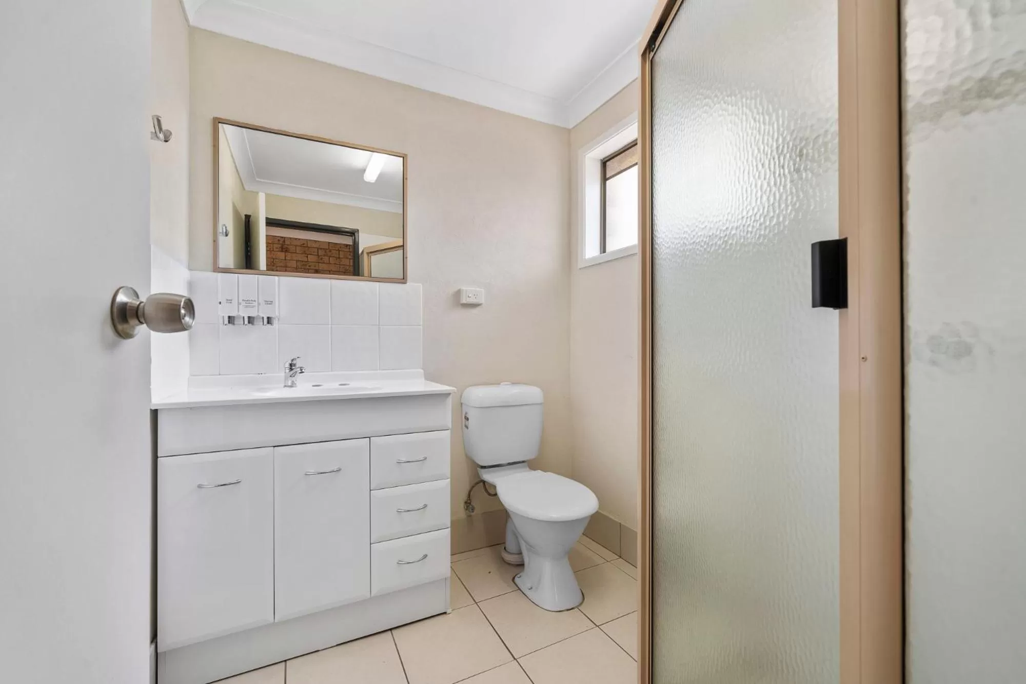 Bathroom in Esk Caravan Park & Rail Trail Motel