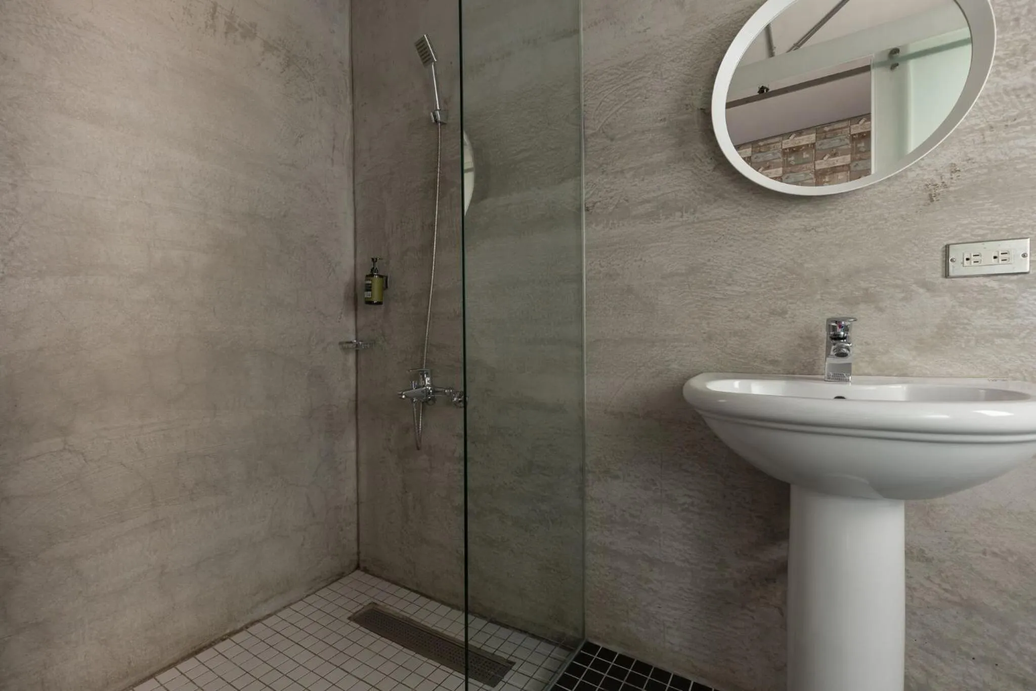 Shower in You Worth Inn