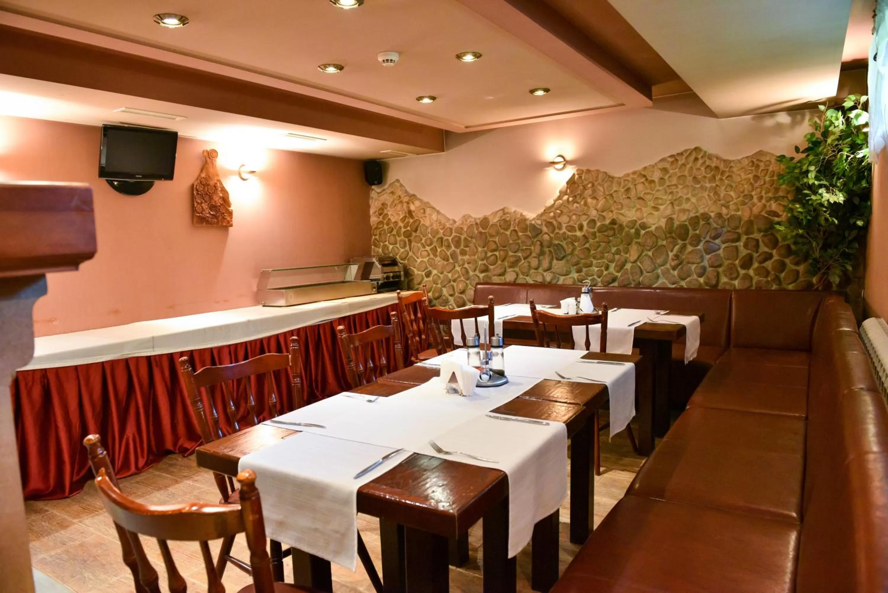 Restaurant/places to eat in Martin Club Hotel