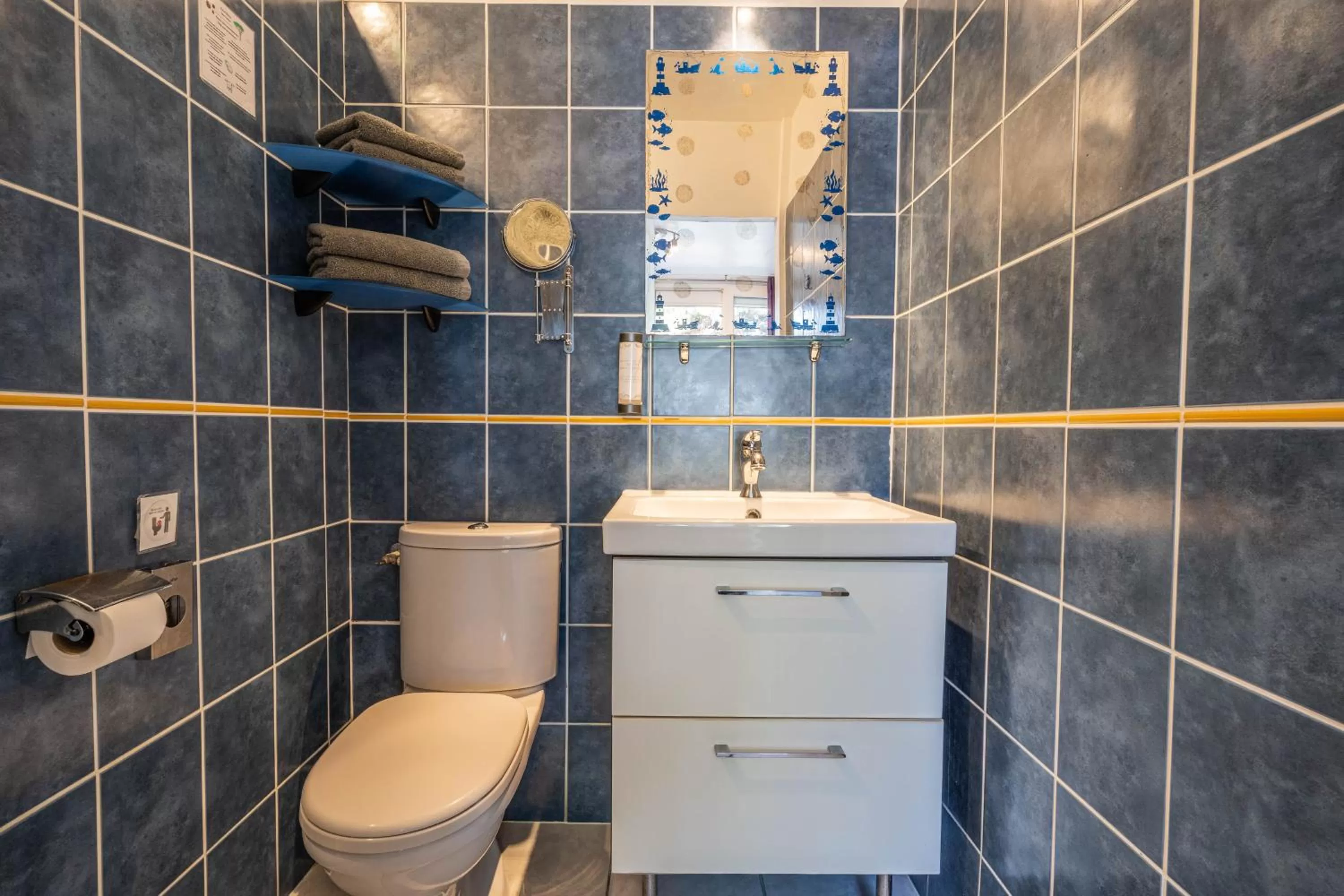 Bathroom in Hôtel Le Méditerranée