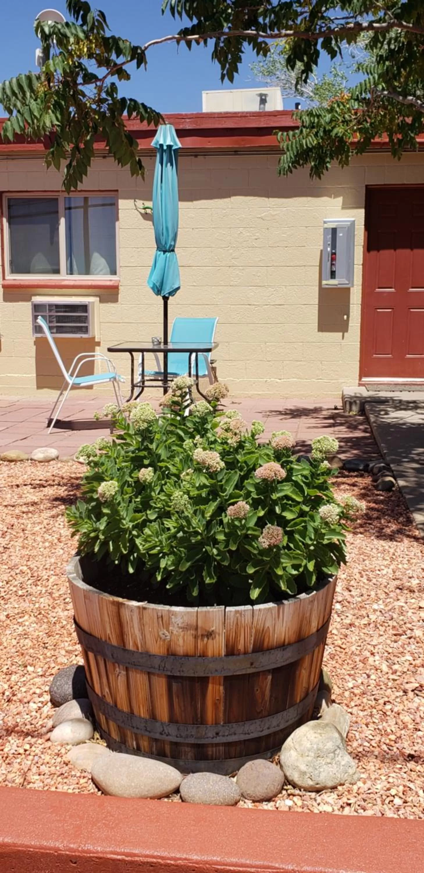 Patio in Red Rock Motel and Dam Motel