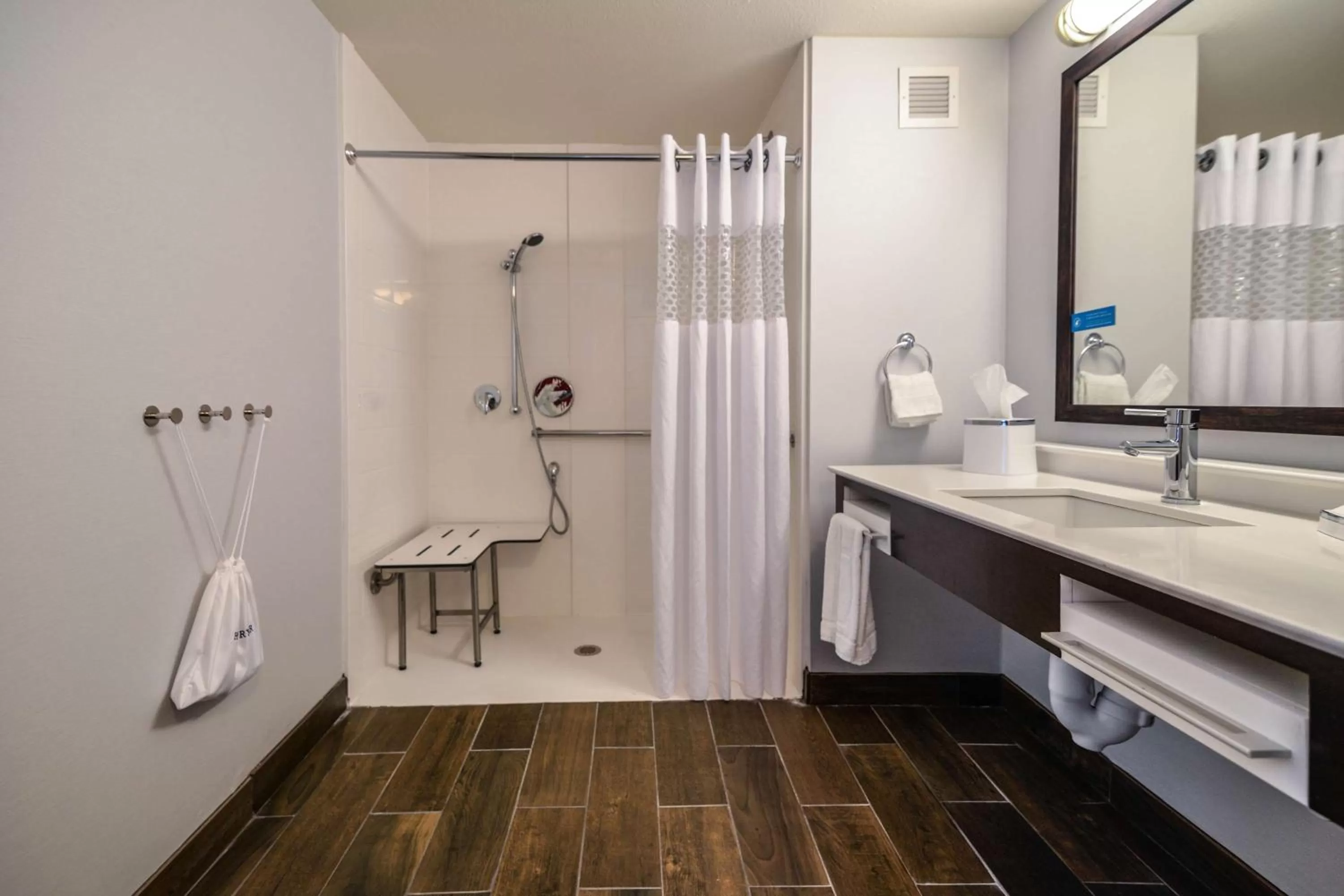 Bathroom in Hampton Inn Brighton Mi