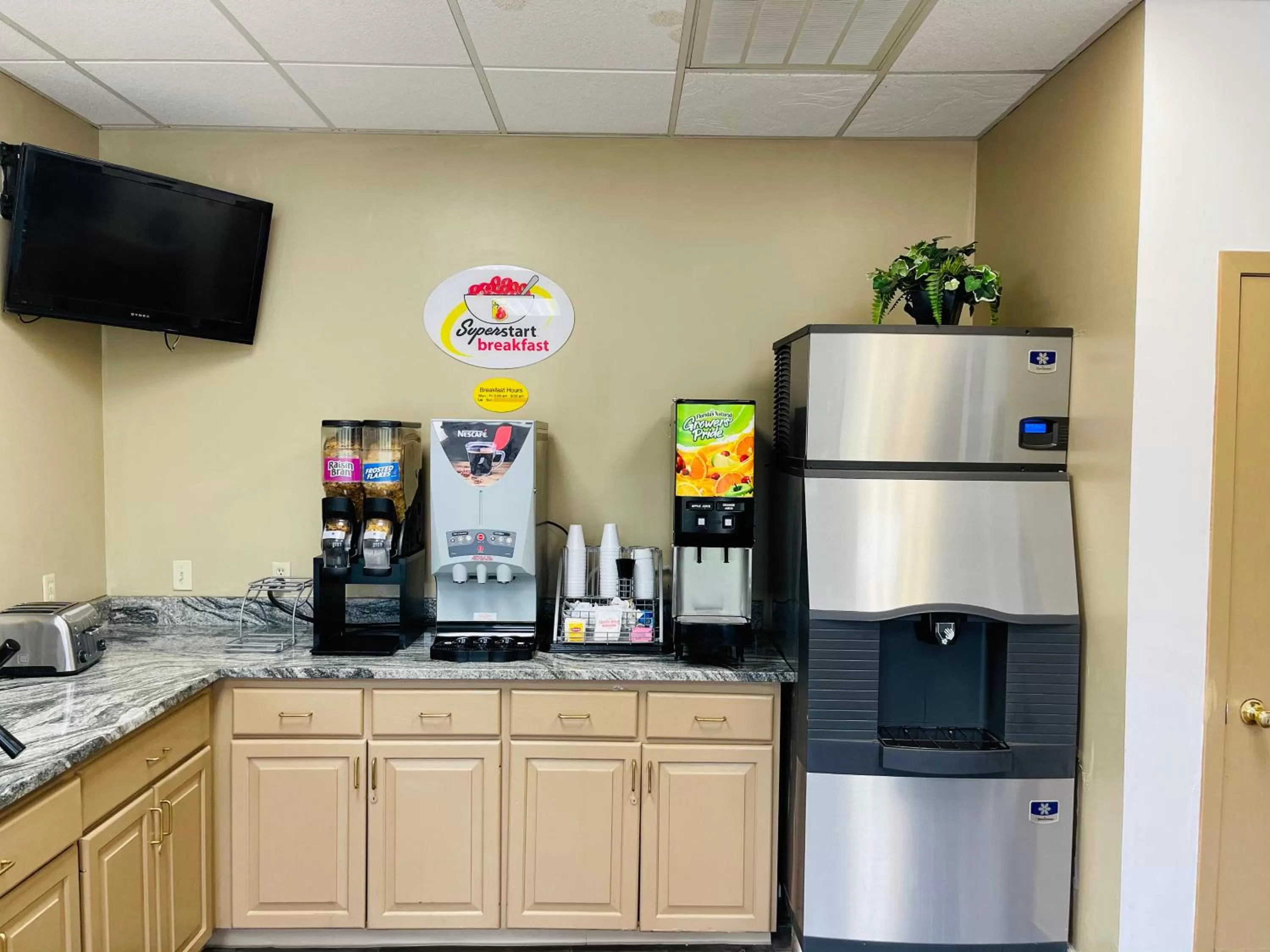 Coffee/tea facilities in Super 8 by Wyndham Clear Lake