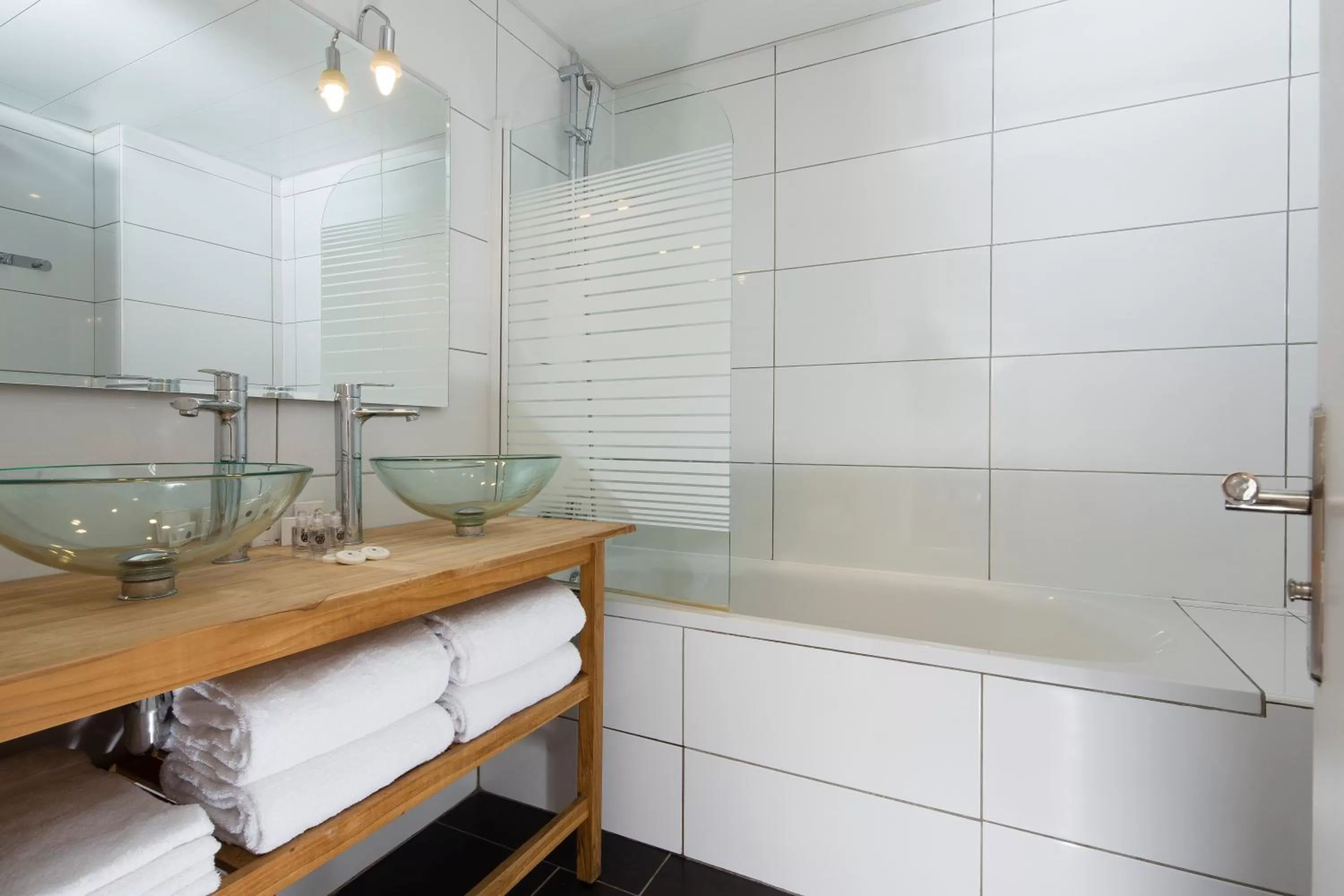 Bathroom in Lion d'Or Paris Hotel