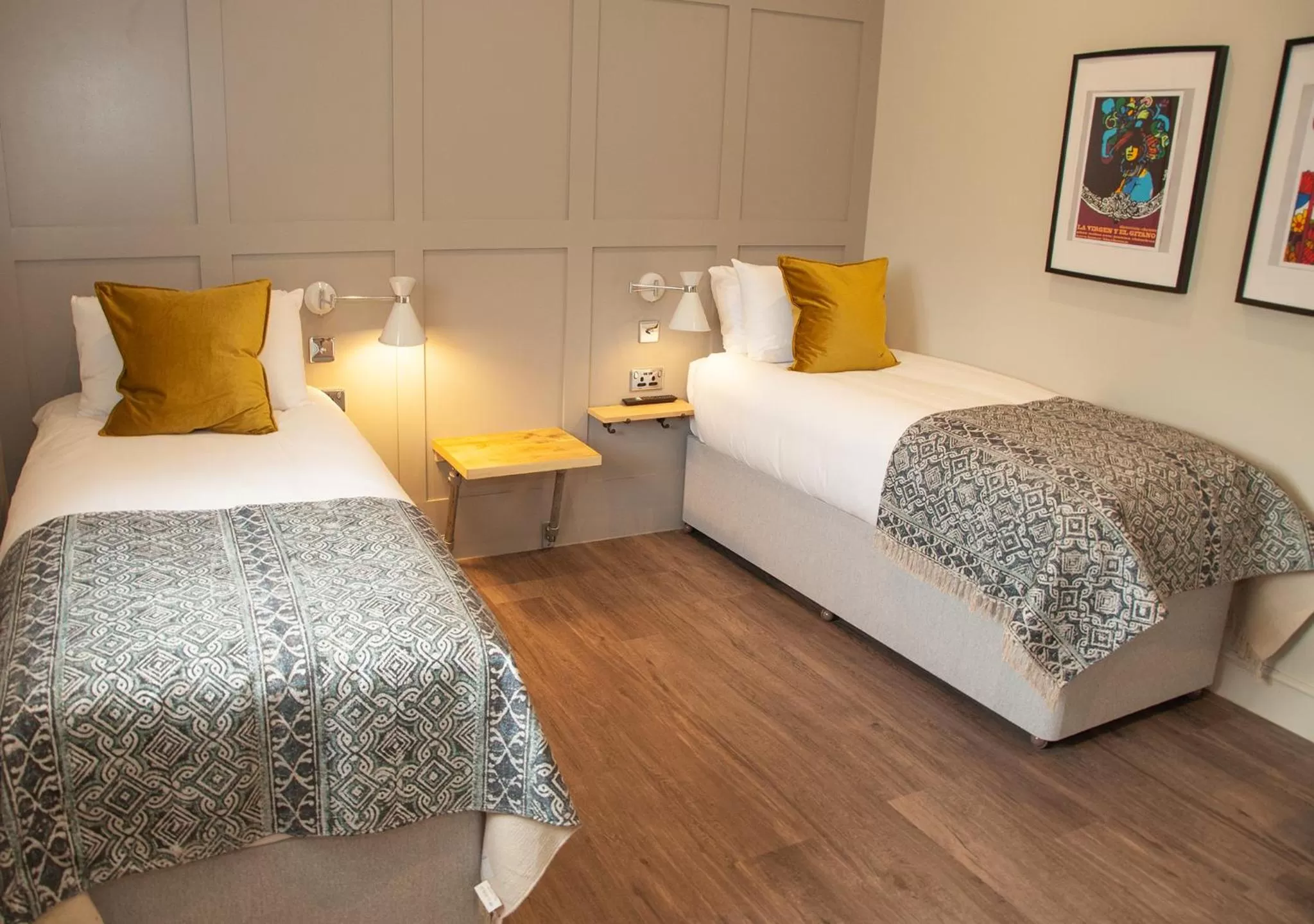 Bedroom, Bed in The Kings Arms Hotel