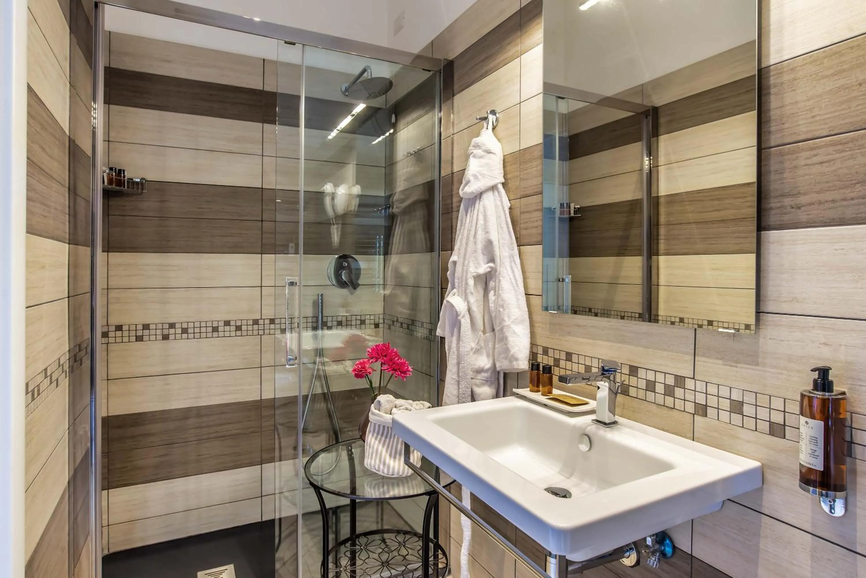 Shower in Rome Central Rooms