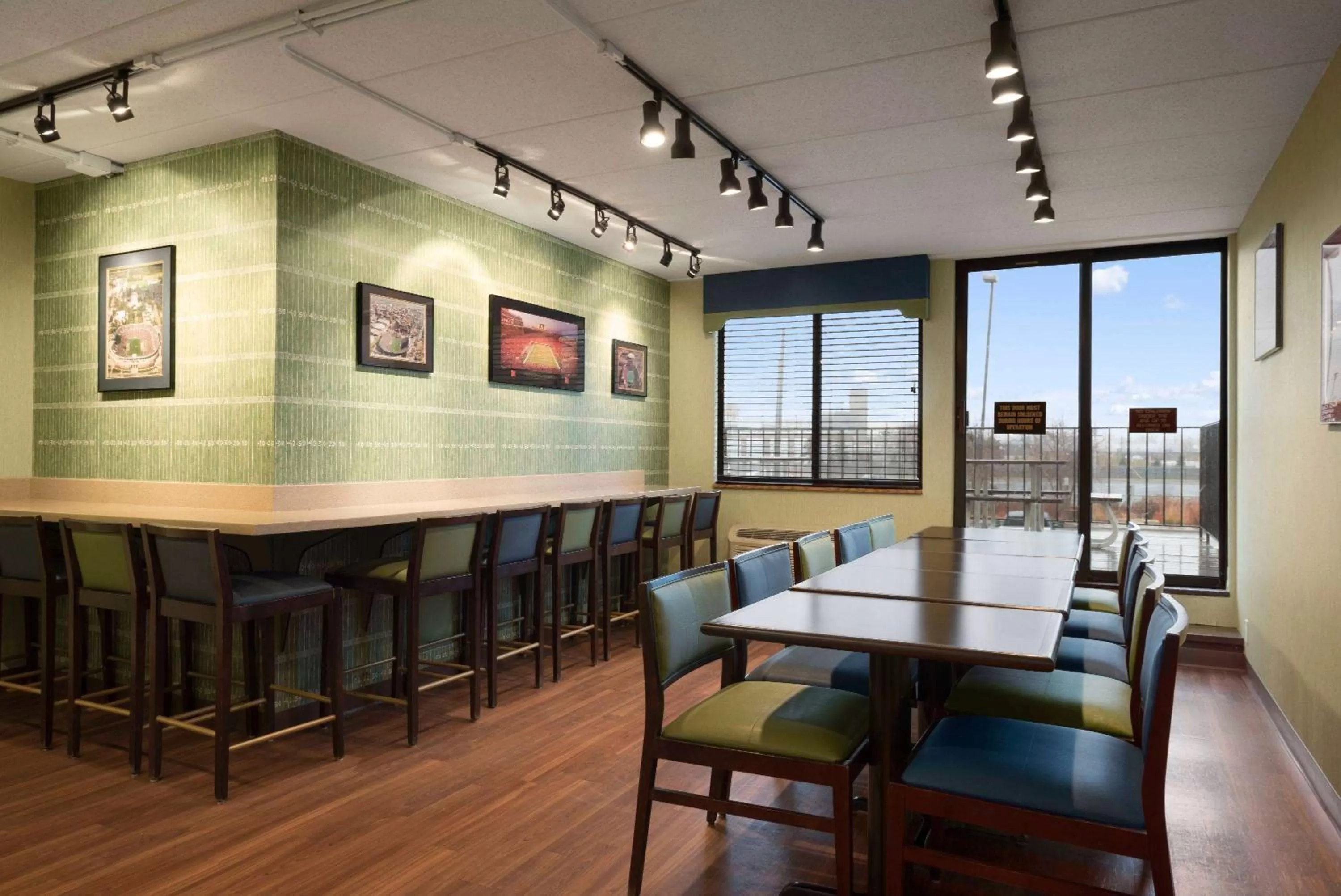 Restaurant/places to eat in Days Hotel by Wyndham University Ave SE