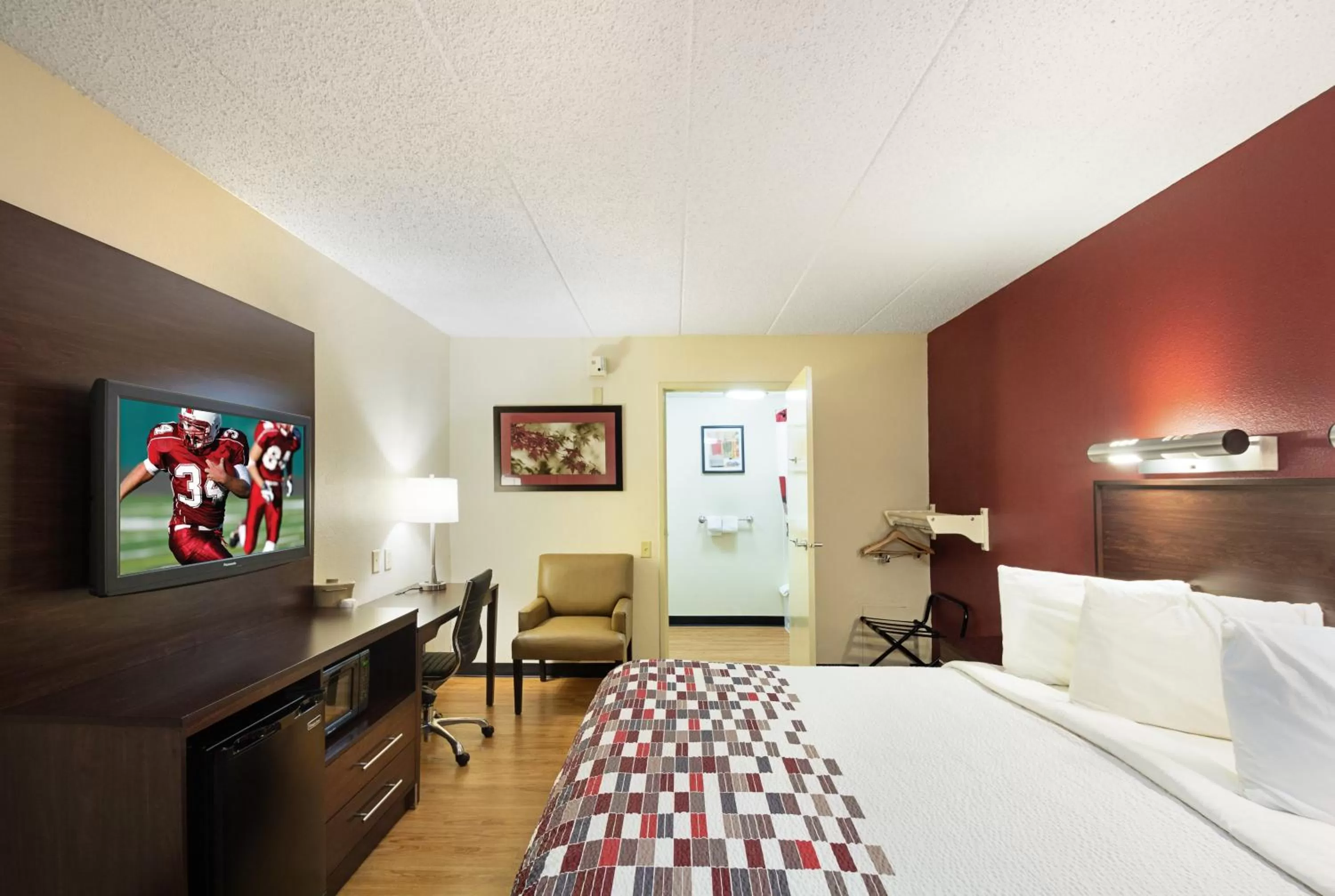 Photo of the whole room, Bed in Red Roof Inn Cincinnati East - Beechmont