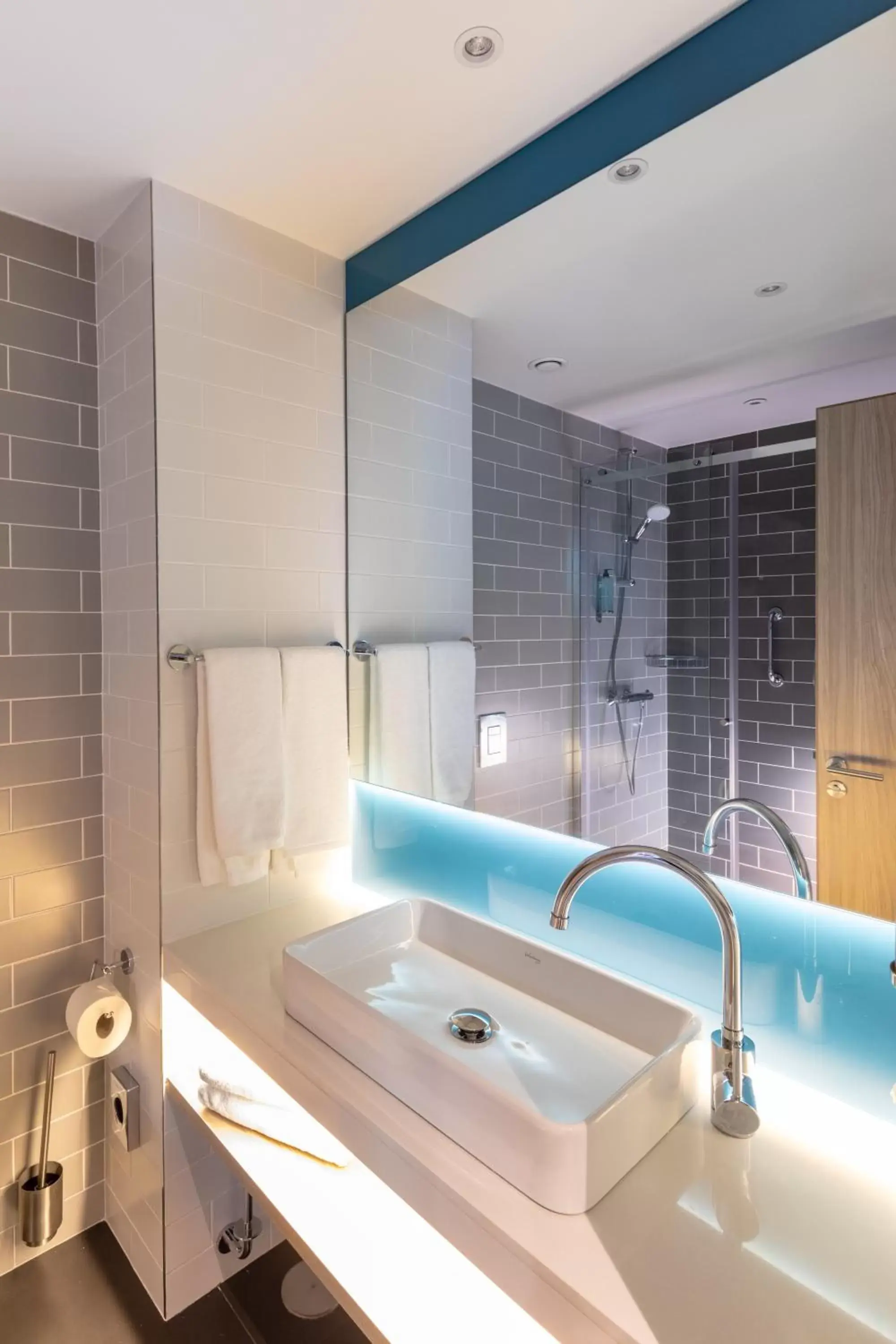 Double Room - Mobility Access with Roll-in Shower in Holiday Inn Express - Lisbon - Plaza Saldanha, an IHG Hotel Double Room - Mobility Access with Roll-in Shower in Holiday Inn Express - Lisbon - Plaza Saldanha, an IHG Hotel