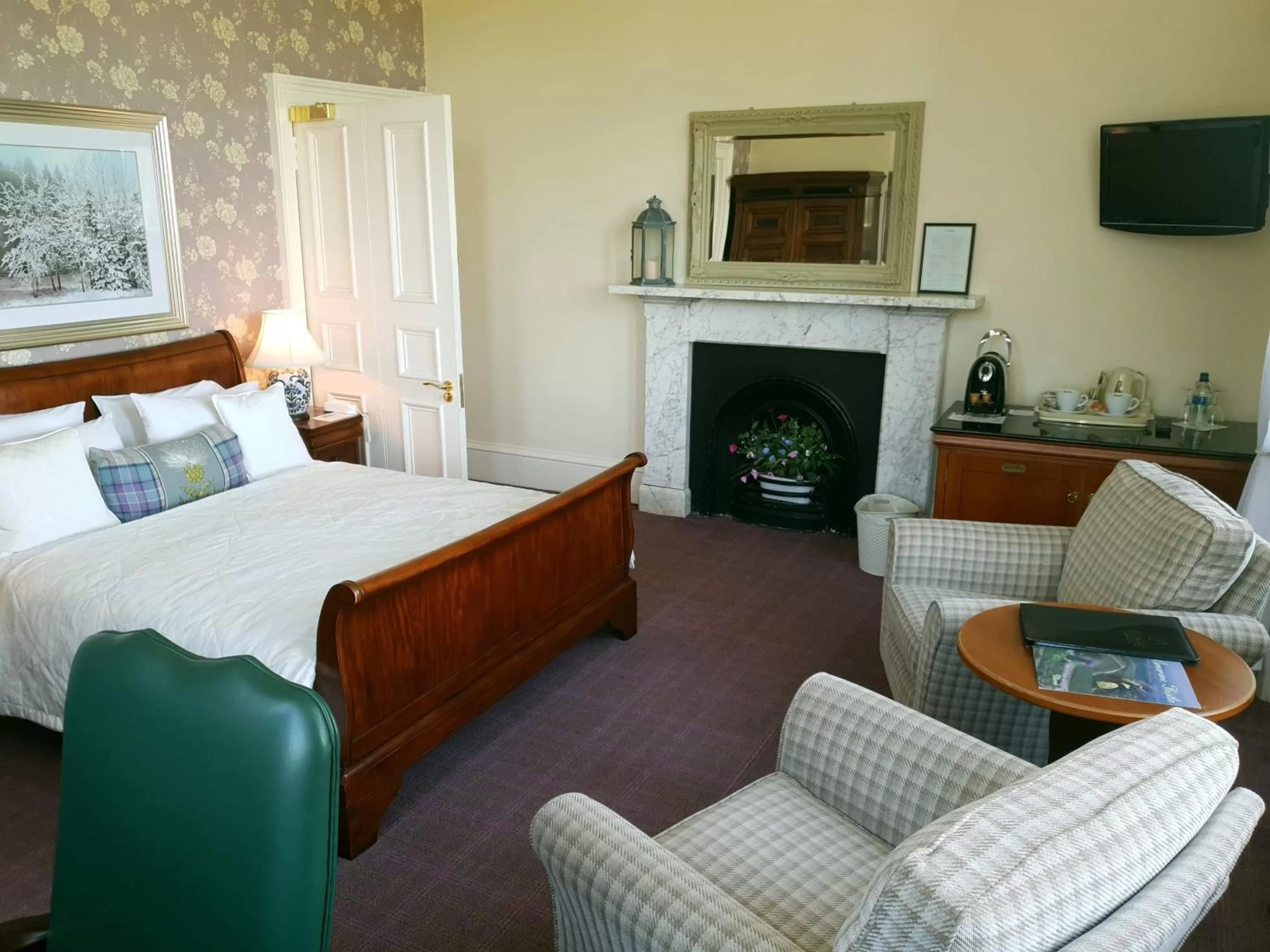 Bed in Mansfield House Hotel