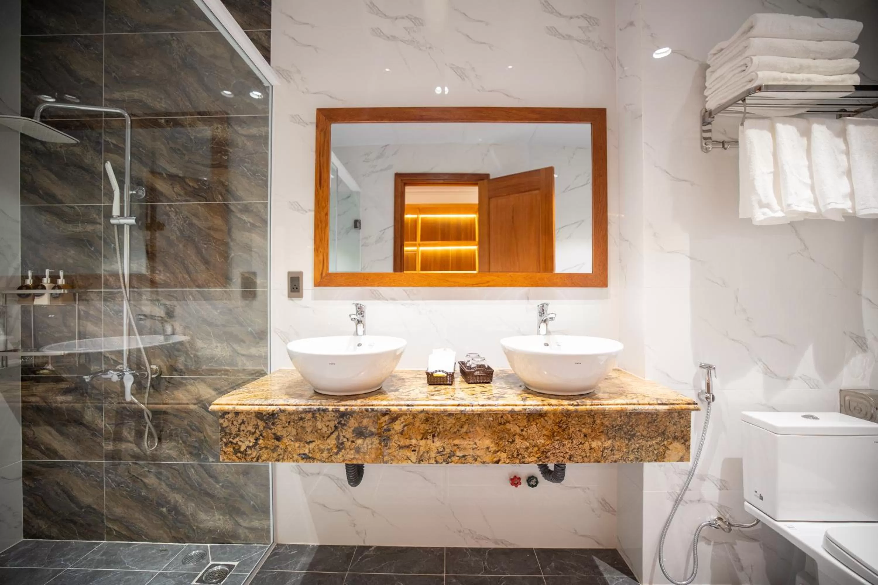 Shower in La Fleur Premium Central Apartment Hotel