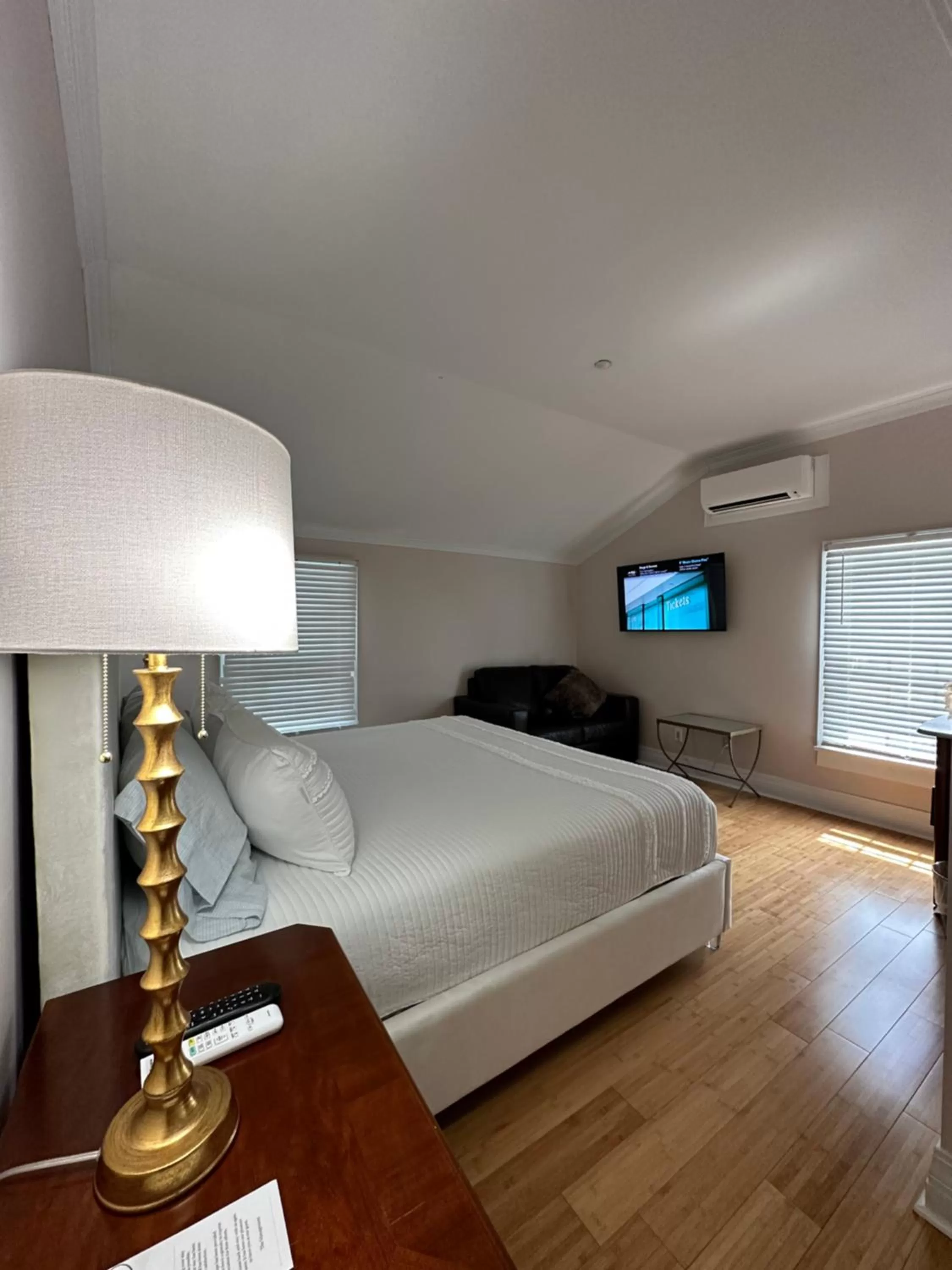 Photo of the whole room, Bed in Elaine's Cape May Boutique Hotel