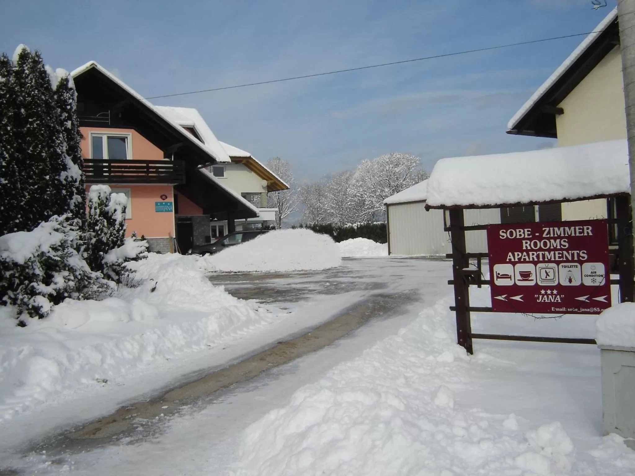 Property building in Rooms & Apartments Jana