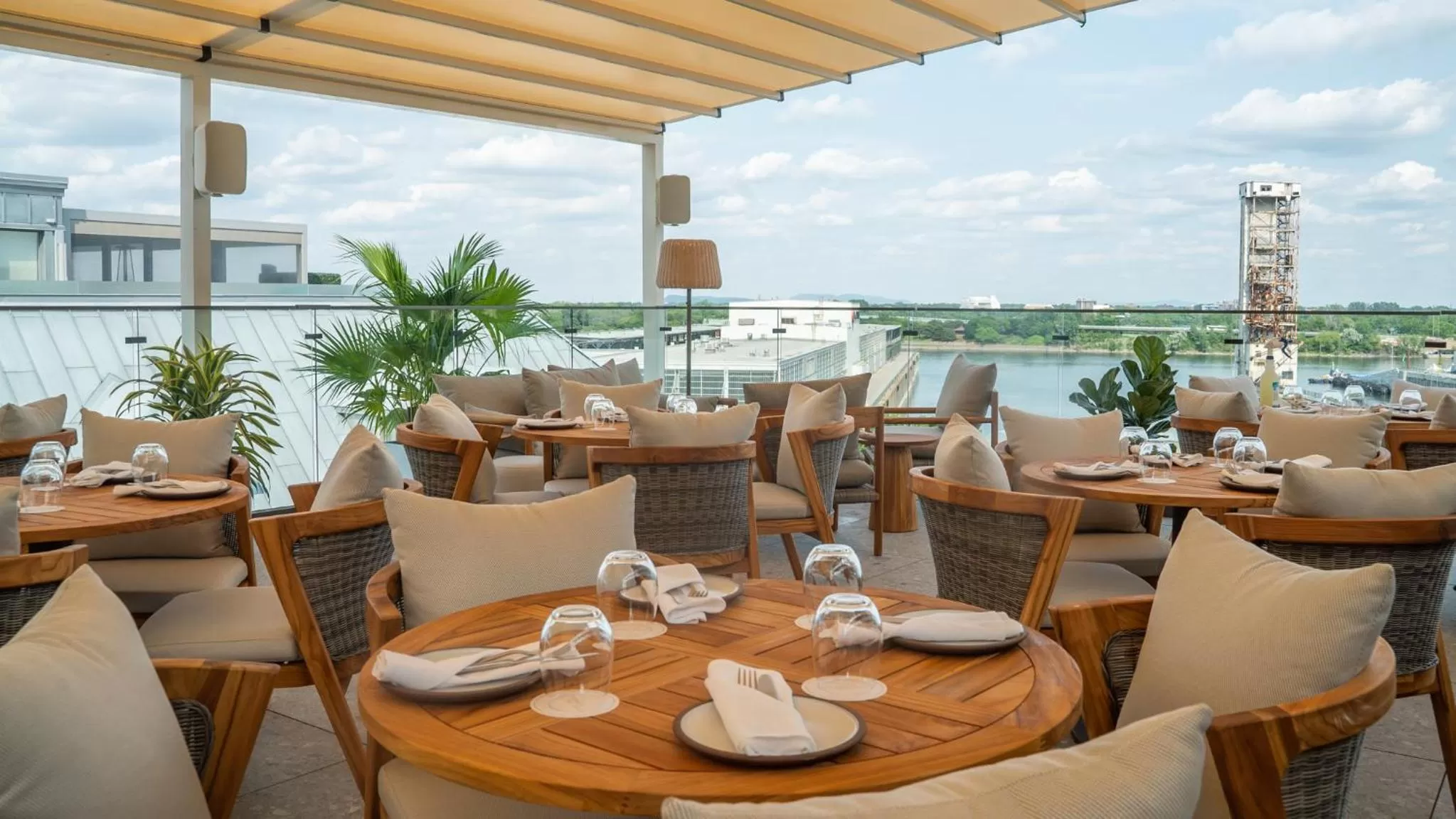 Restaurant/places to eat in Hotel Nelligan