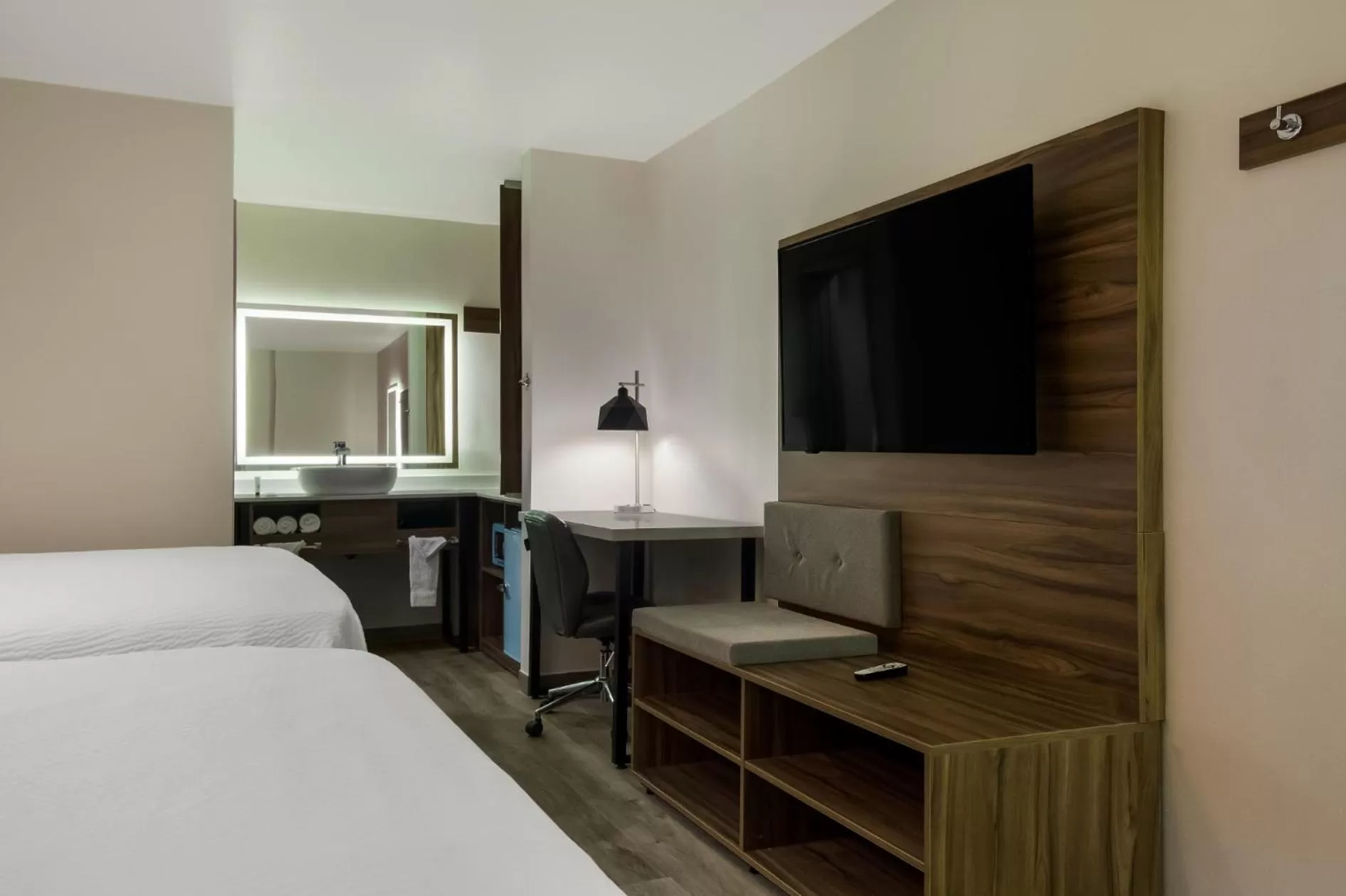 Bed in Signature Inn Houston Galleria