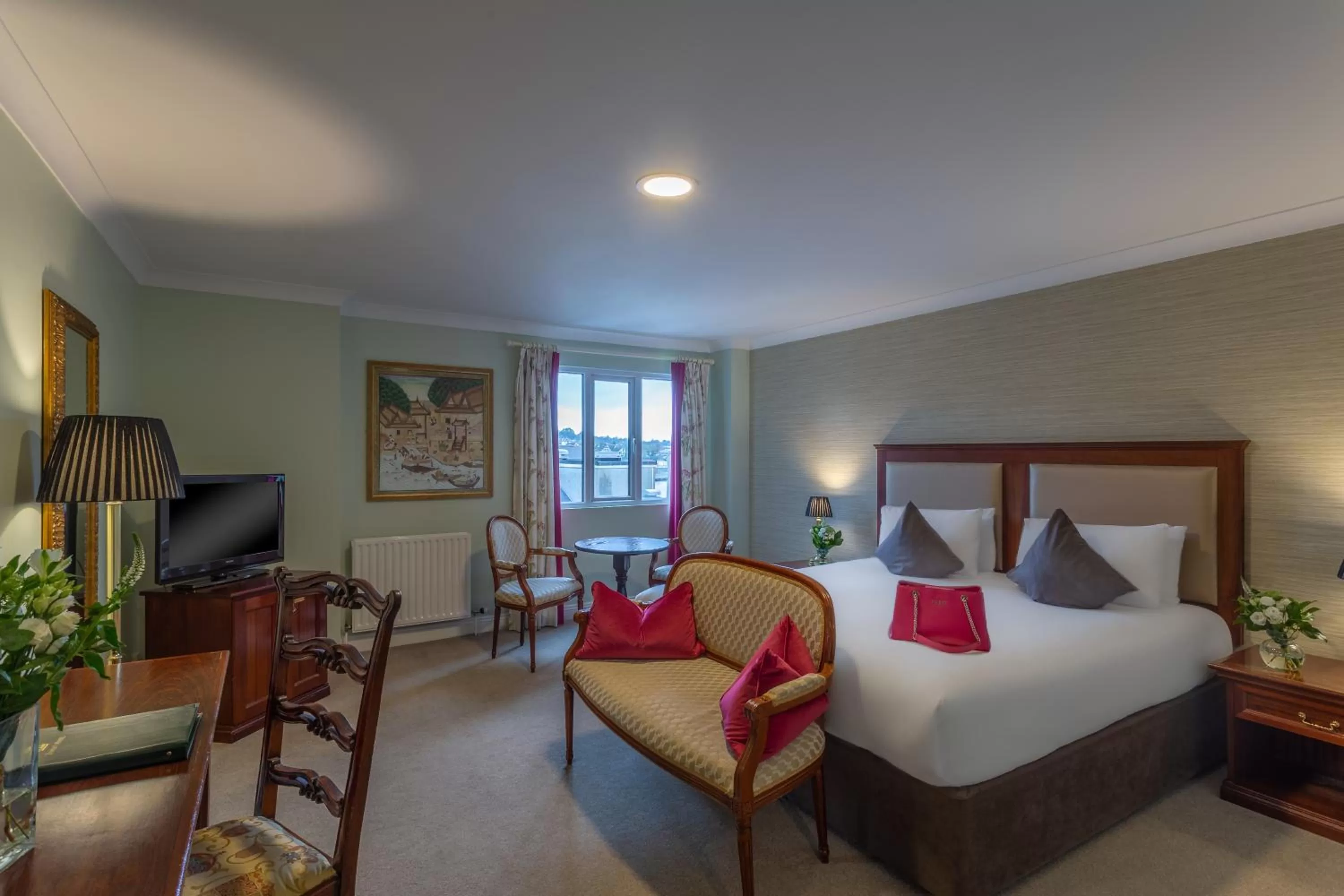 Photo of the whole room, Bed in Dooley's Hotel