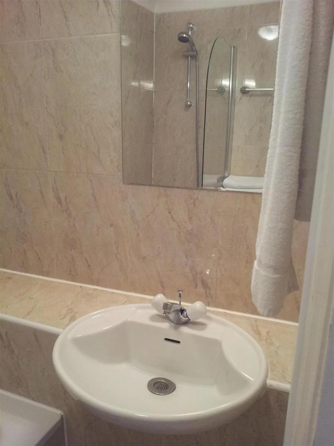 Bathroom in West Cromwell Hotel