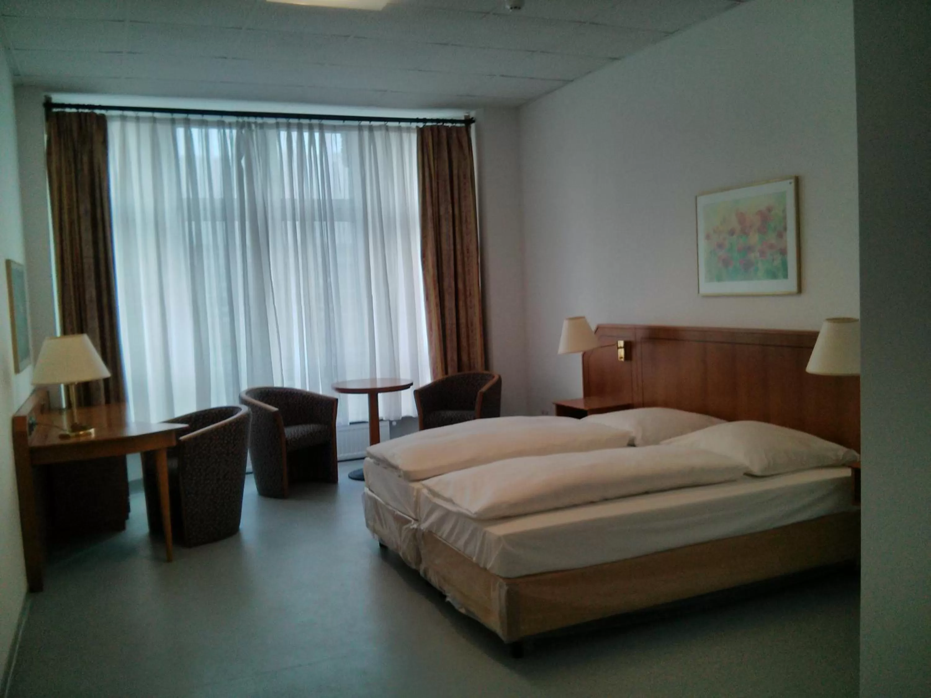 Photo of the whole room, Bed in Willy Hotel Frankfurt