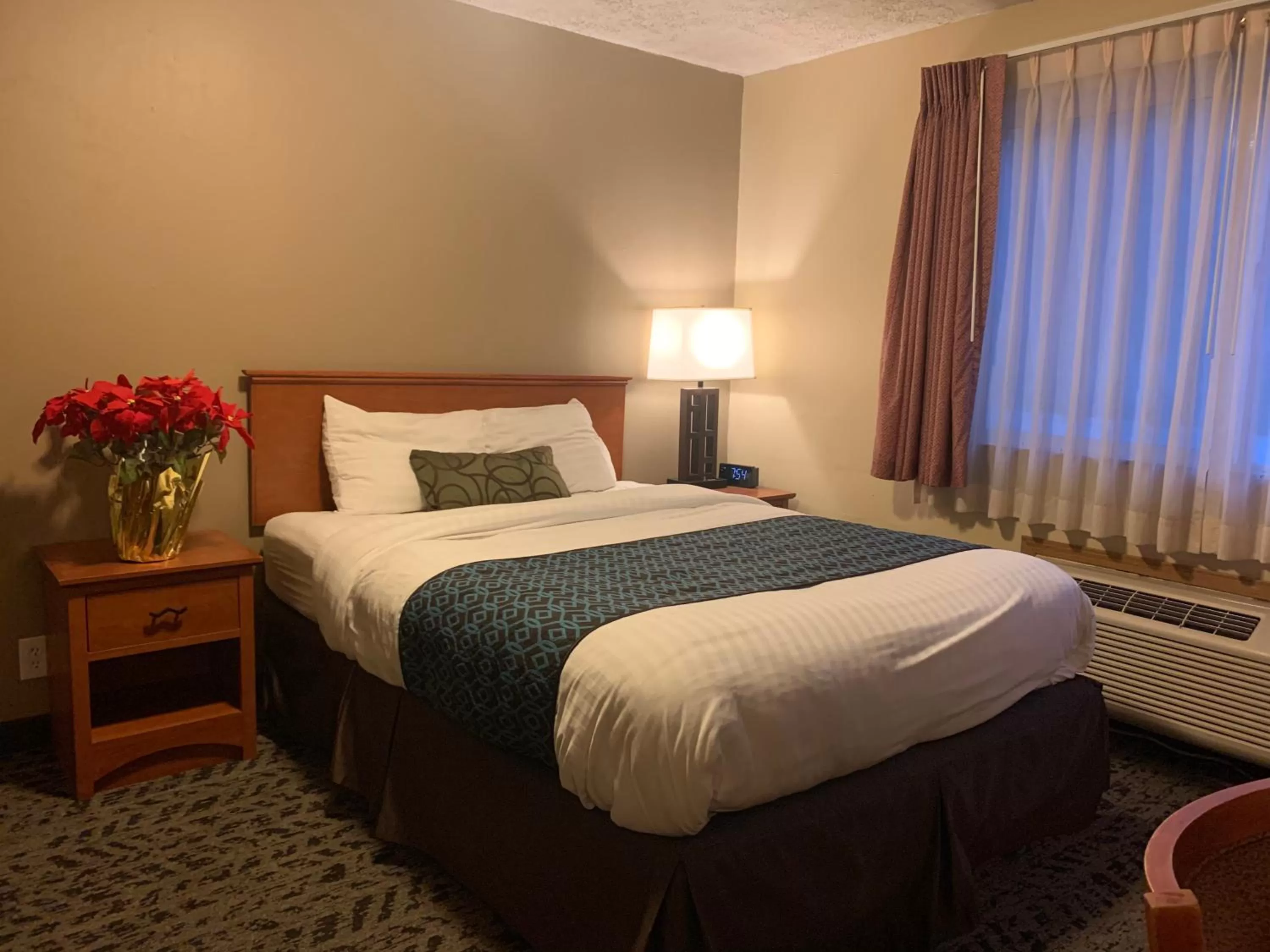 Bed in Sunset Inn - John Day