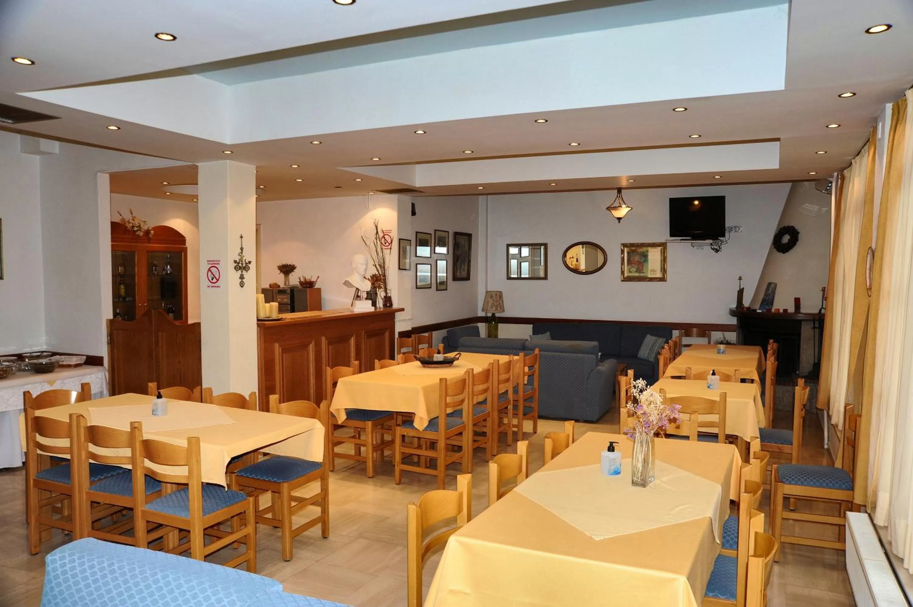 Communal lounge/ TV room in Castri Hotel