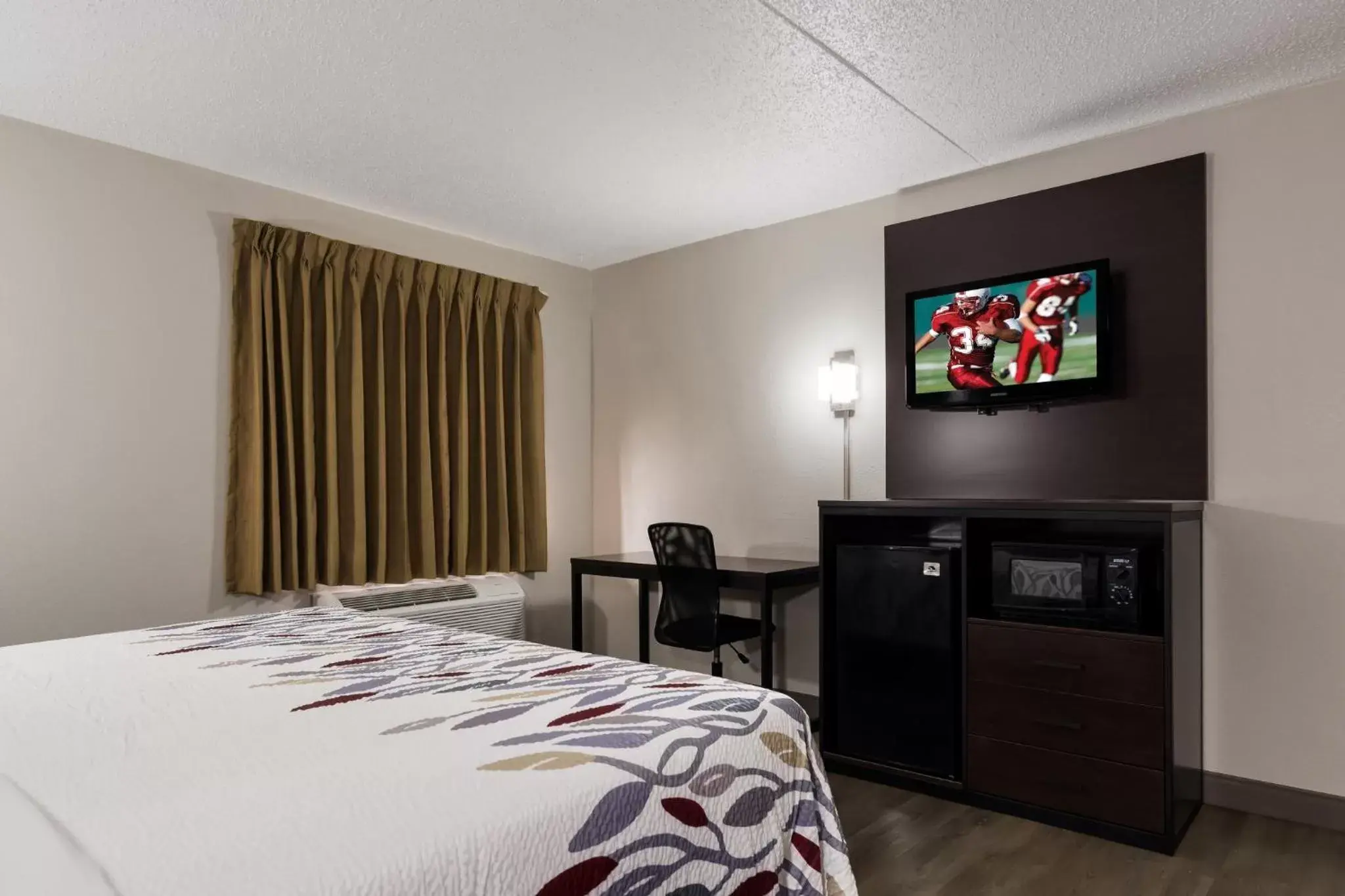 Deluxe Room with One Double Bed Smoking in Red Roof Inn Hartford- New Britain Deluxe Room with One Double Bed Smoking in Red Roof Inn Hartford- New Britain