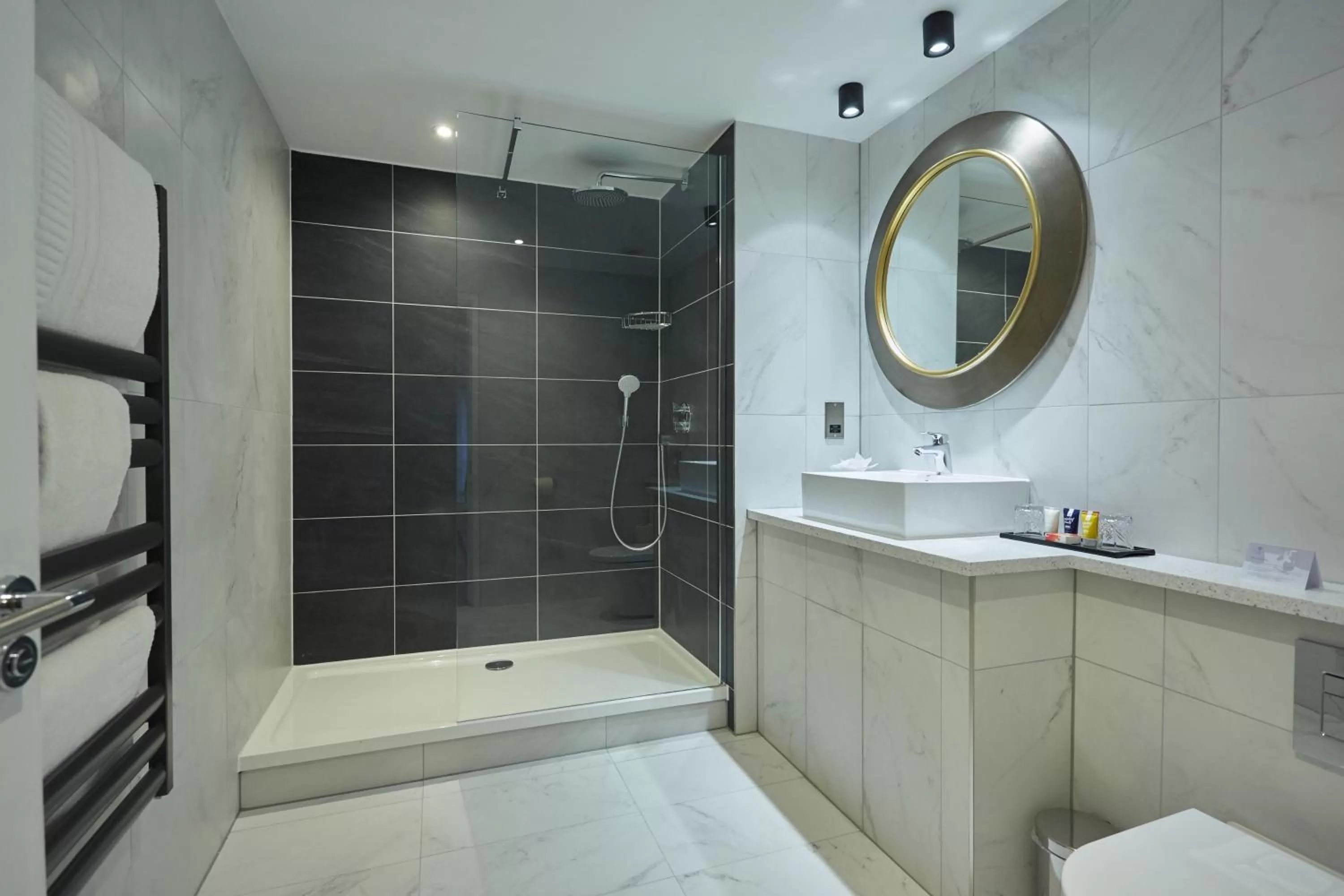 Bathroom in Wychwood Park Hotel and Golf Club