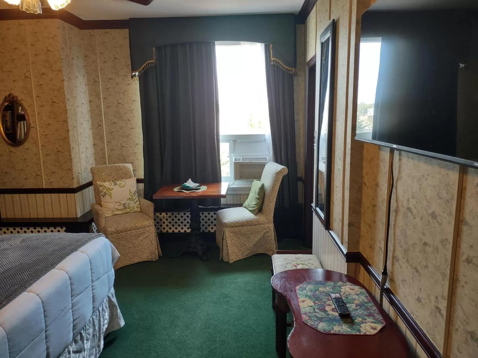 Coffee/tea facilities, TV/Entertainment Center in The King George Inn