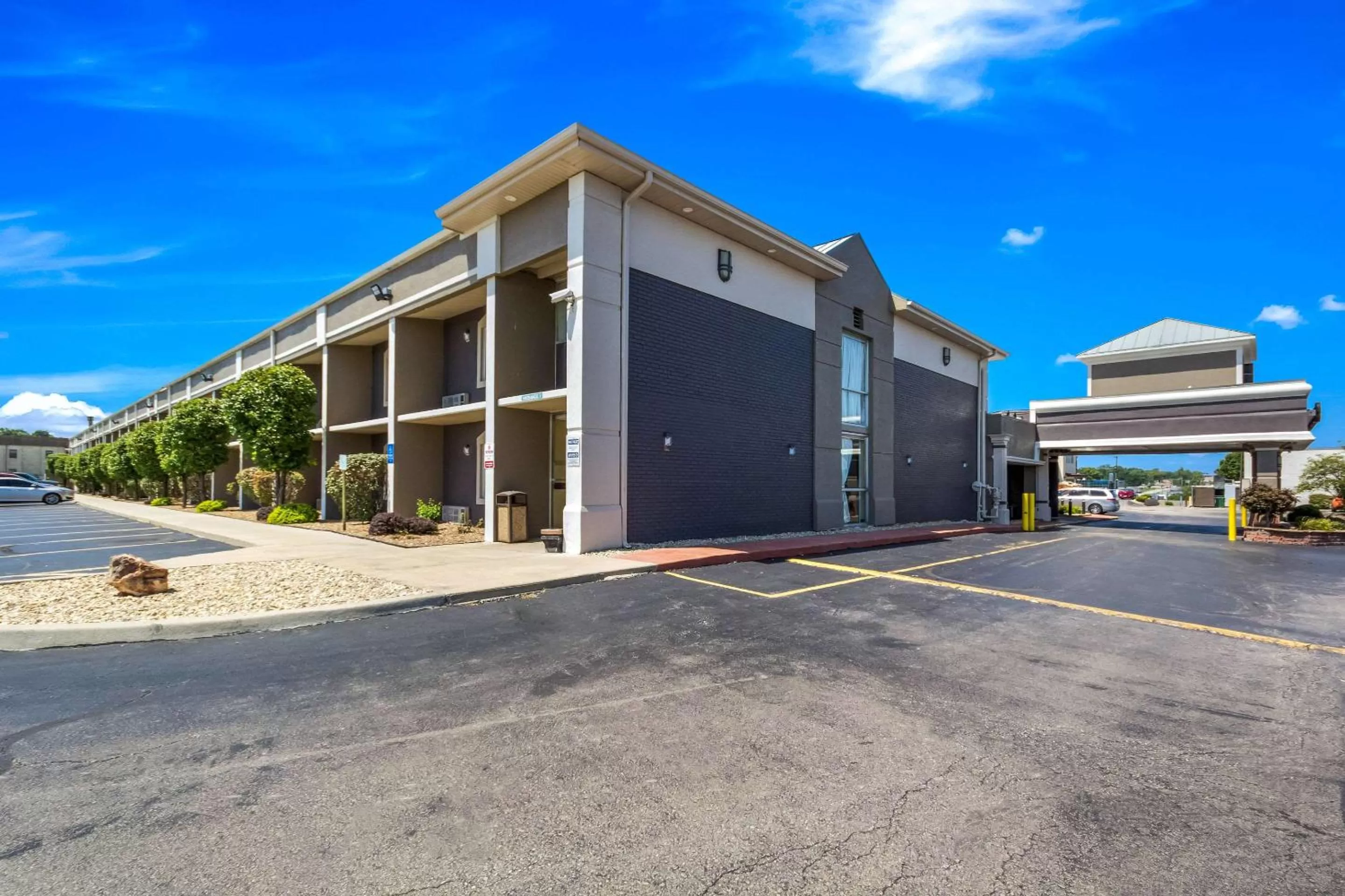 Property building in Quality Inn & Suites Kansas City - Independence I-70 East