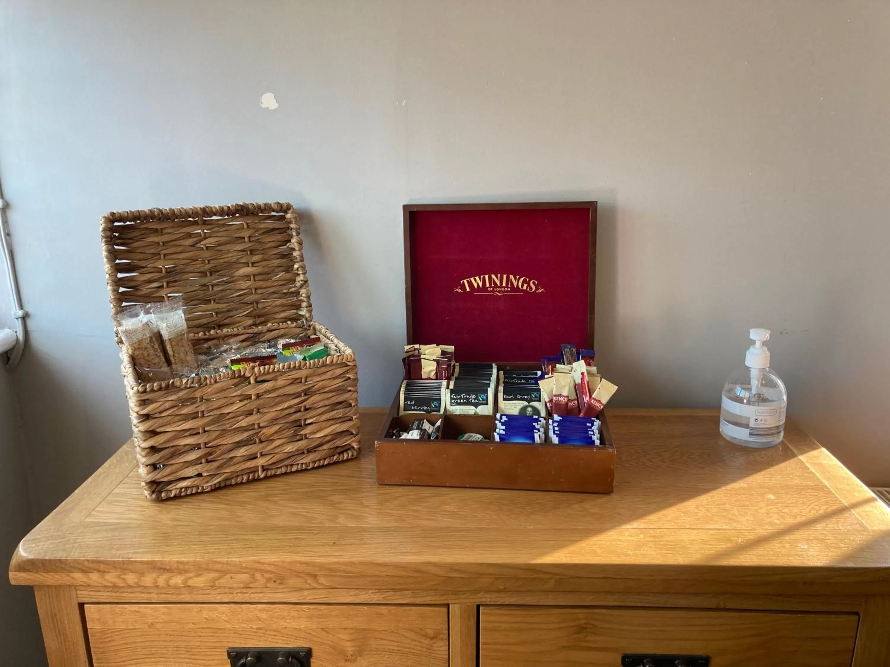 Coffee/tea facilities in Pepper Street Rooms