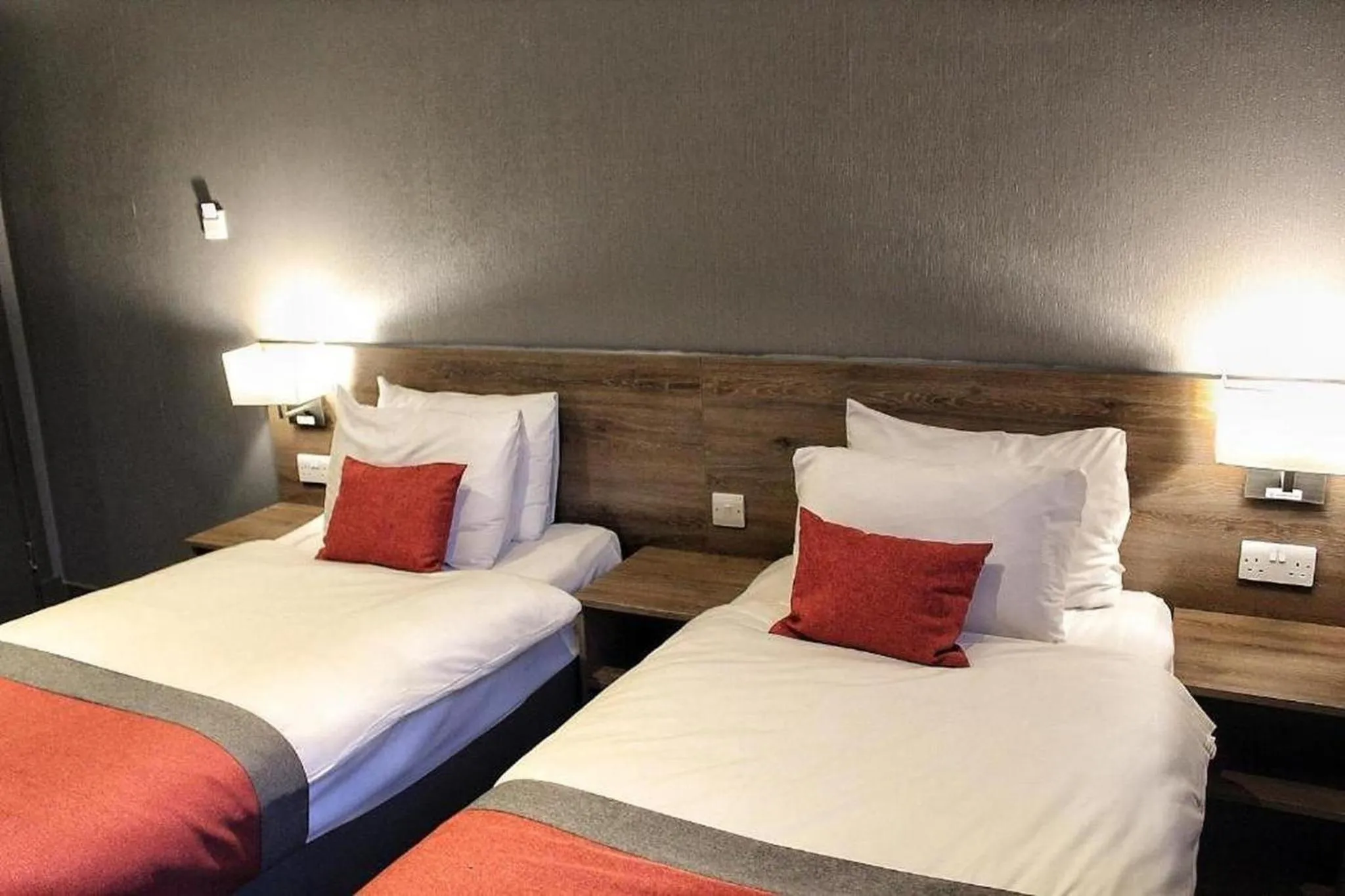 Bed in Devoncove Hotel Glasgow