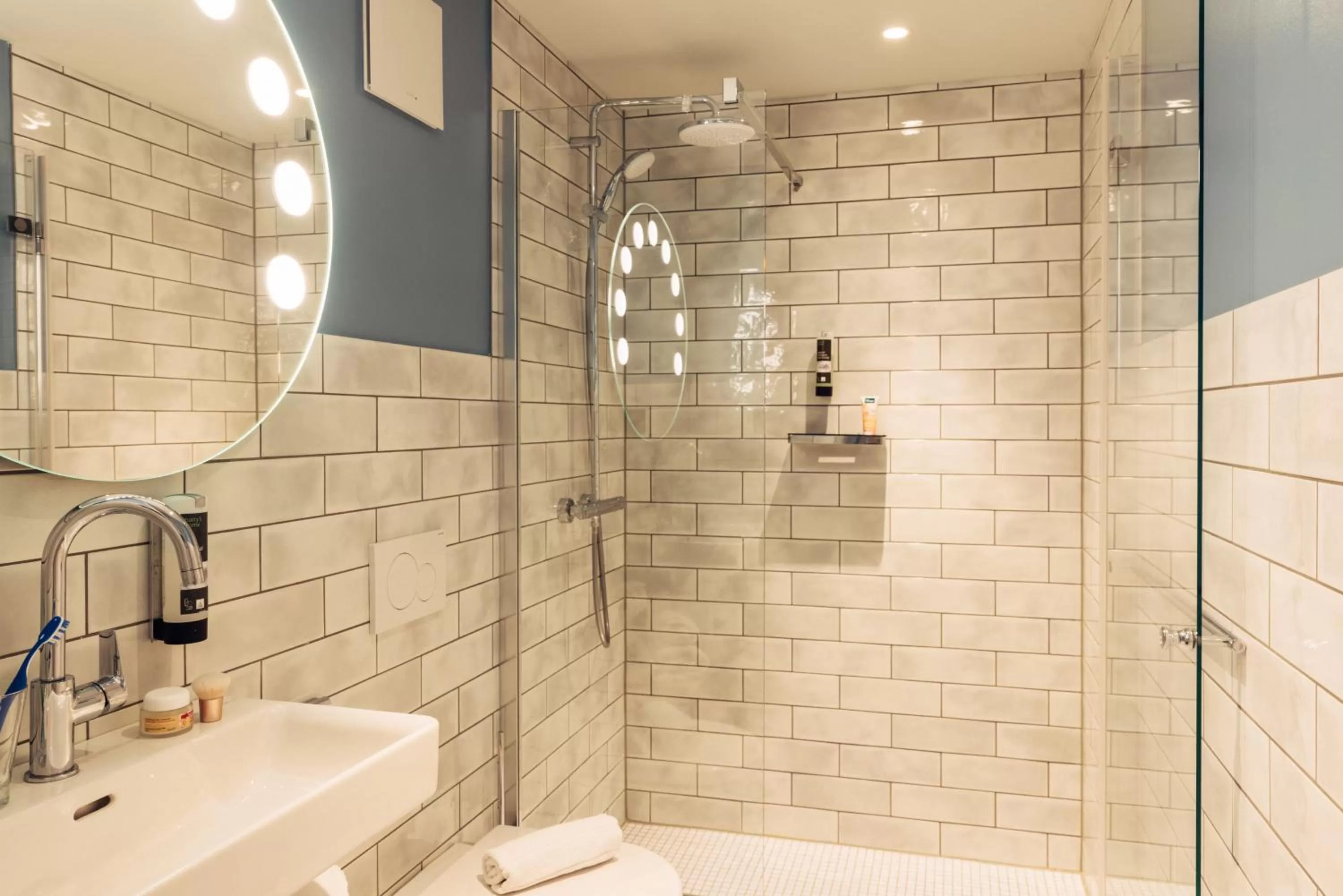 Shower in harry's home Berlin-Moabit hotel & apartments