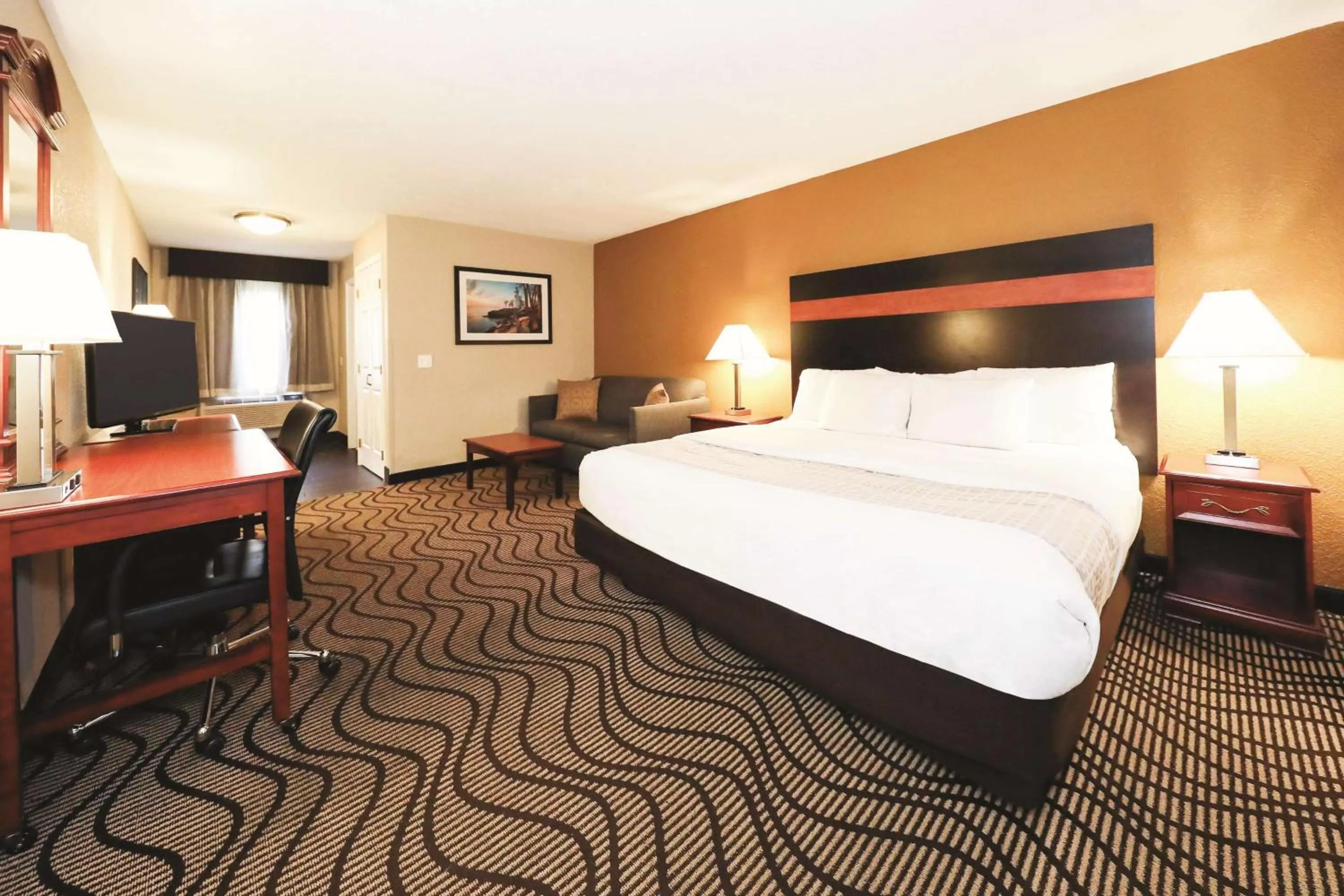 Photo of the whole room, Bed in La Quinta Inn by Wyndham Sandusky near Cedar Point