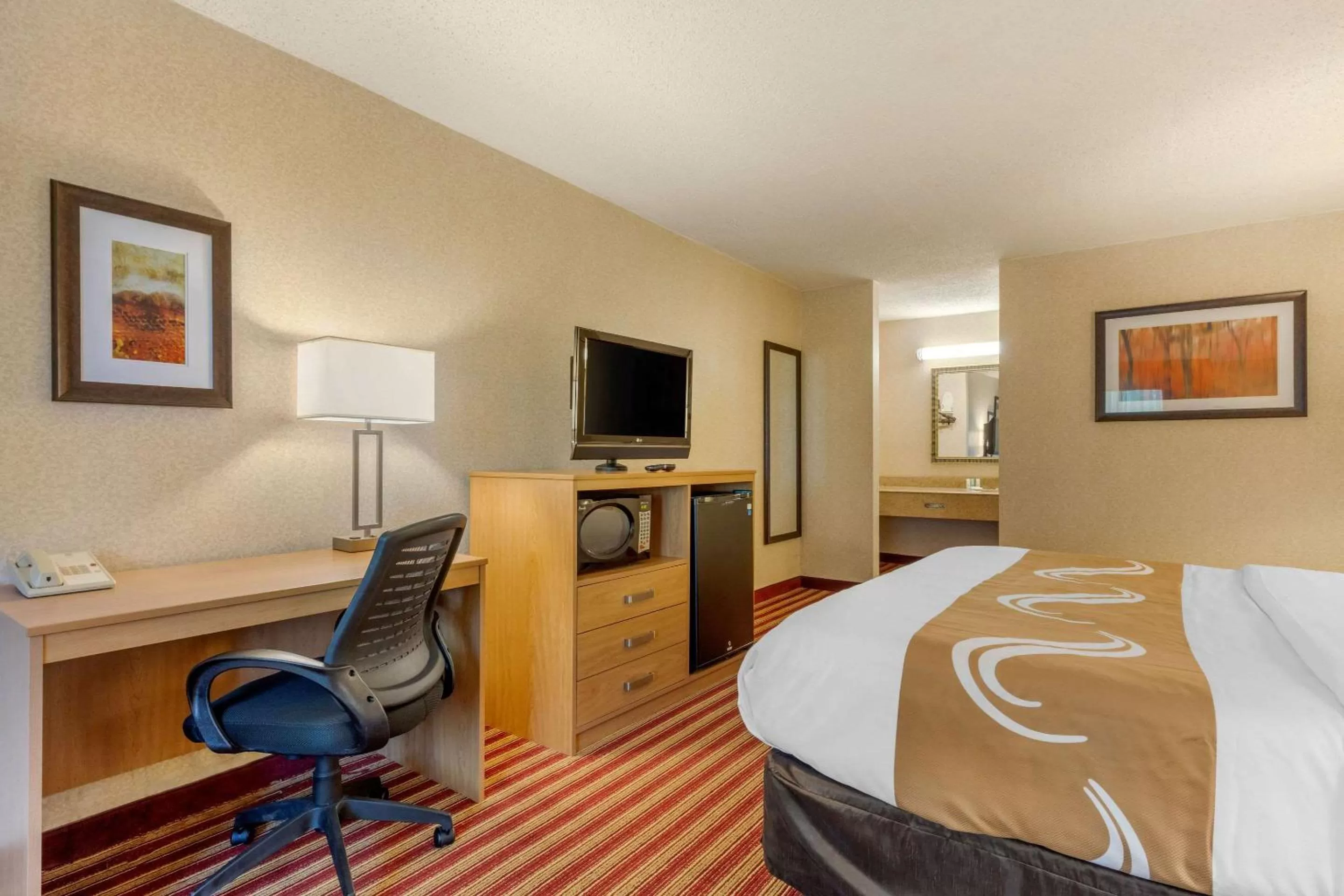 Photo of the whole room, Bed in Quality Inn Exit 4