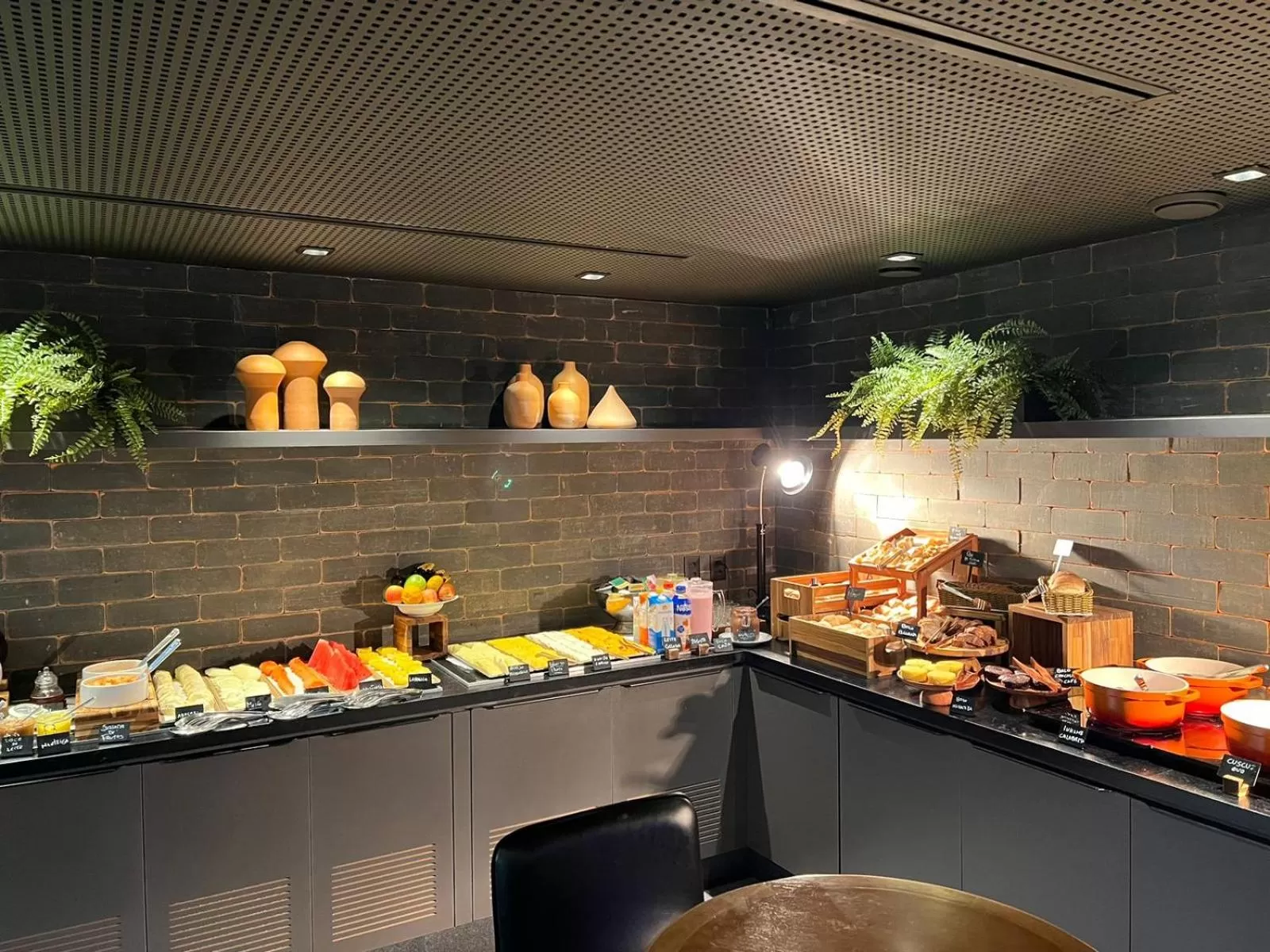 Restaurant/places to eat in Fity Hotel