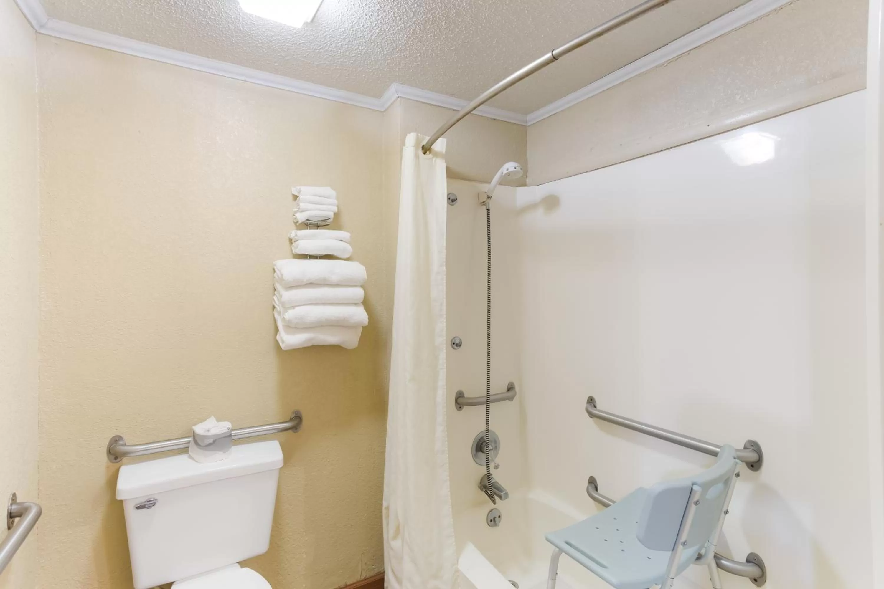 Shower in Knights Inn Ashland