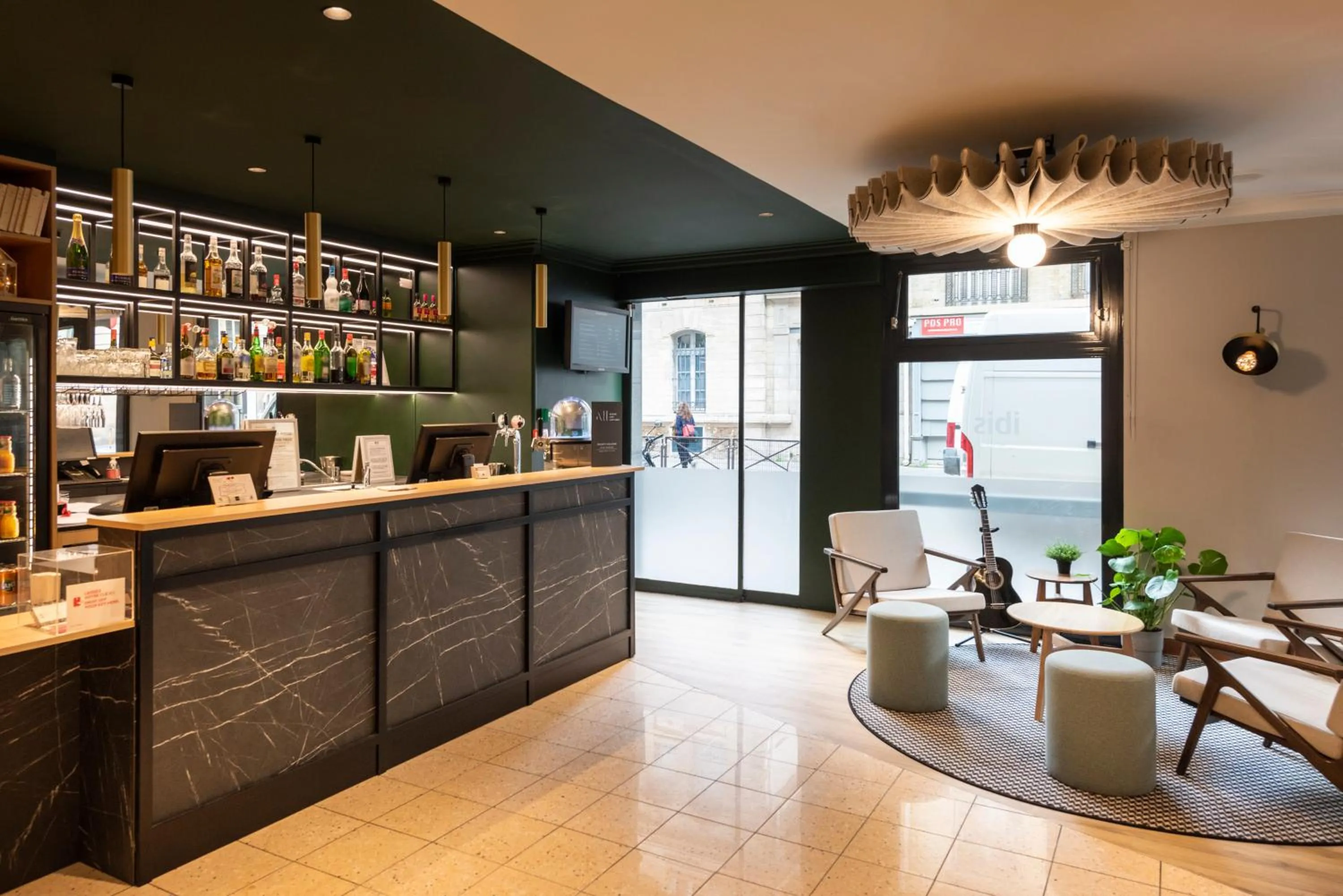 Lounge or bar in ibis Paris Bastille Faubourg St Antoine