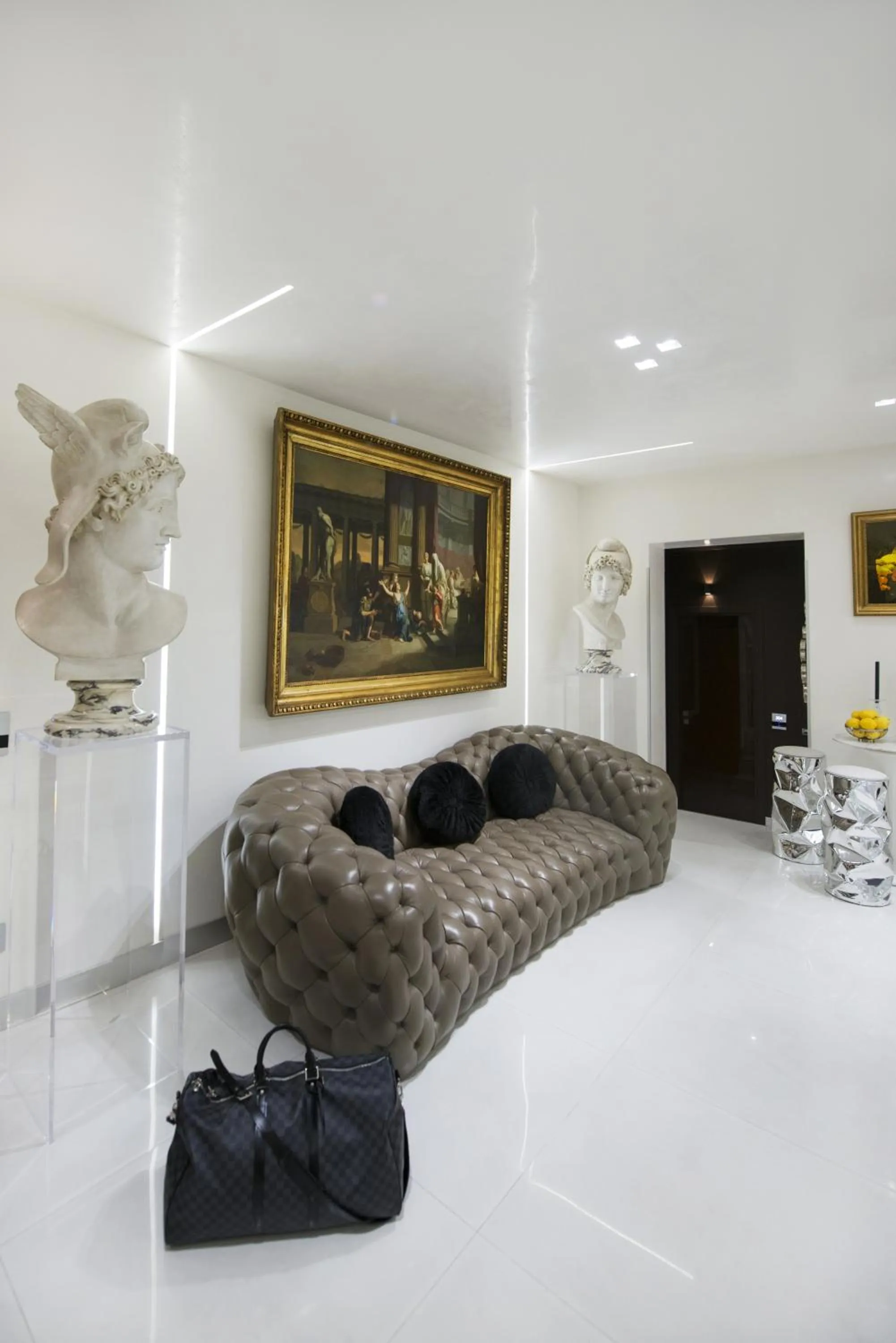 Communal lounge/ TV room, Bed in Torre Argentina Relais - Residenze di Charme