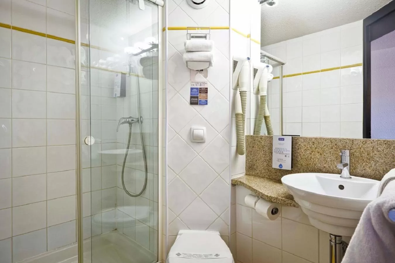 Bathroom in Kyriad Lyon Sud - Saint Genis Laval