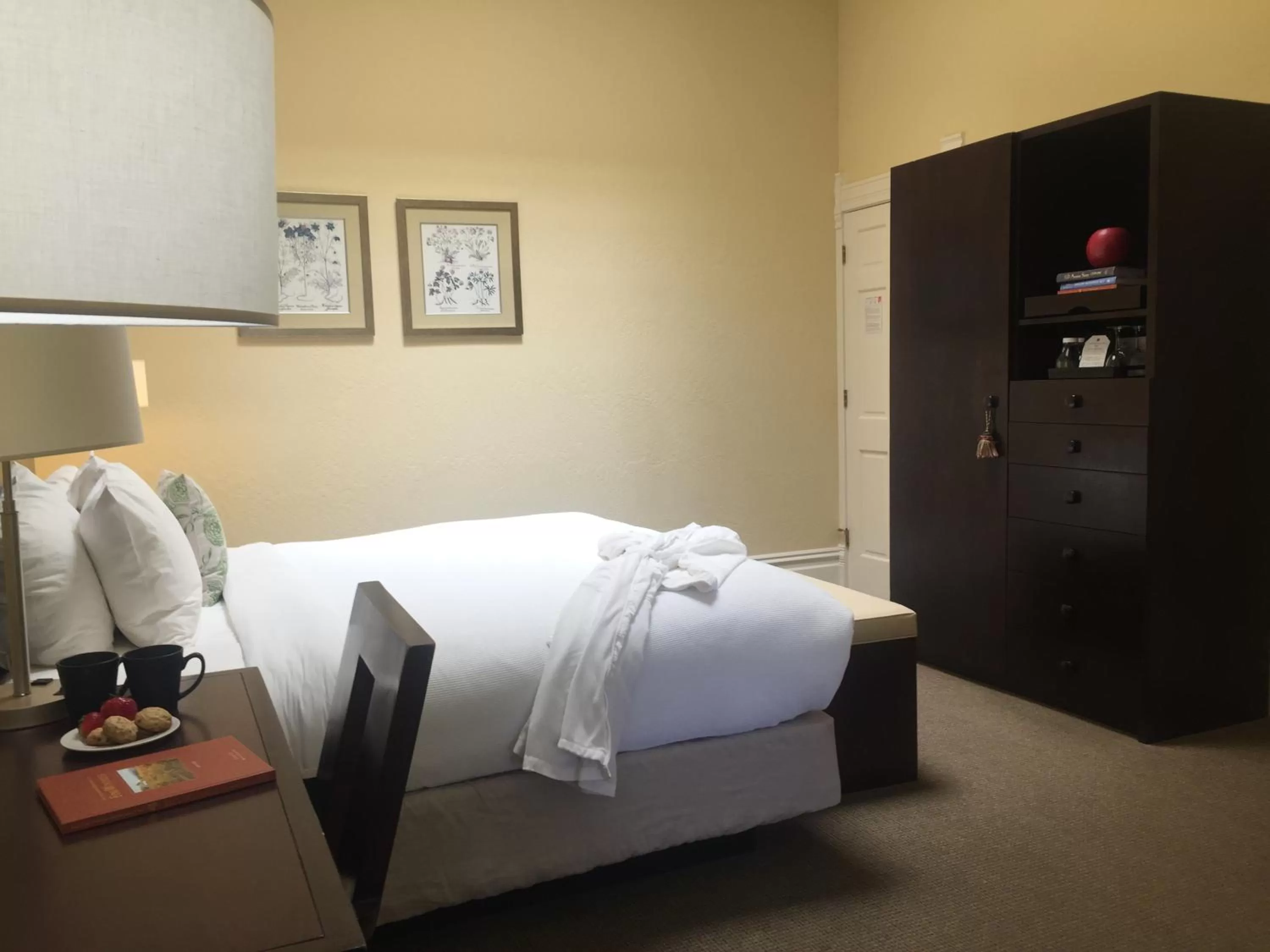 Bed in Healdsburg Inn on the Plaza, A Four Sisters Inn